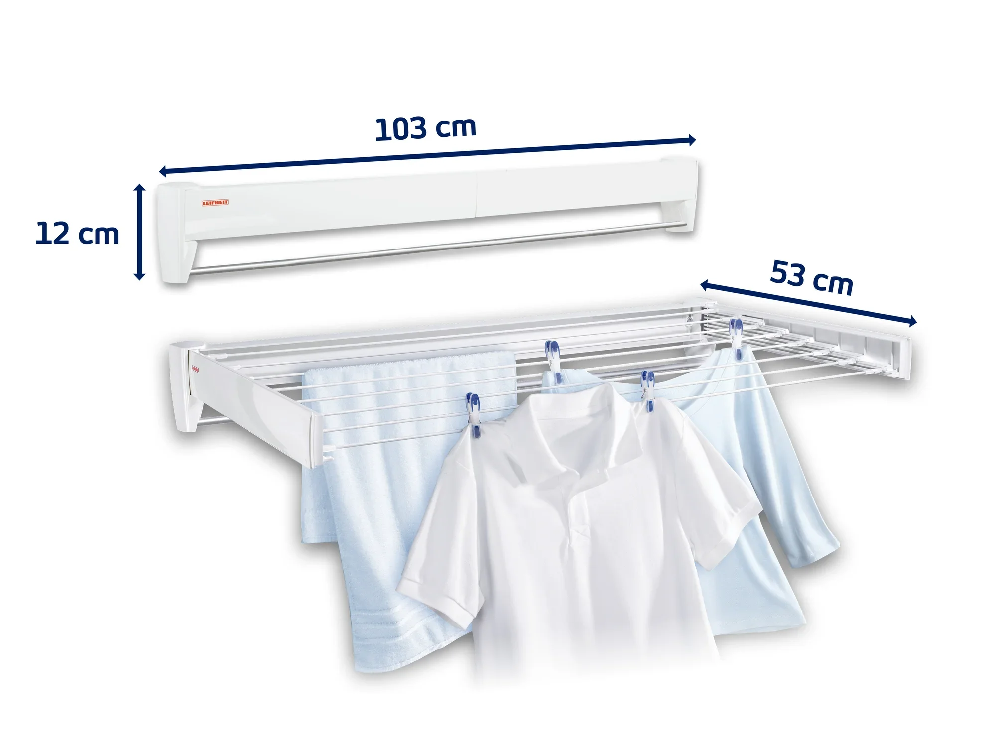 Een wanddroger met een breedte van 103 cm en een diepte van 12 cm. Hij wordt uitgeklapt om hangende kleding te tonen, inclusief shirts en handdoeken. Ideaal voor ruimtebesparend drogen.