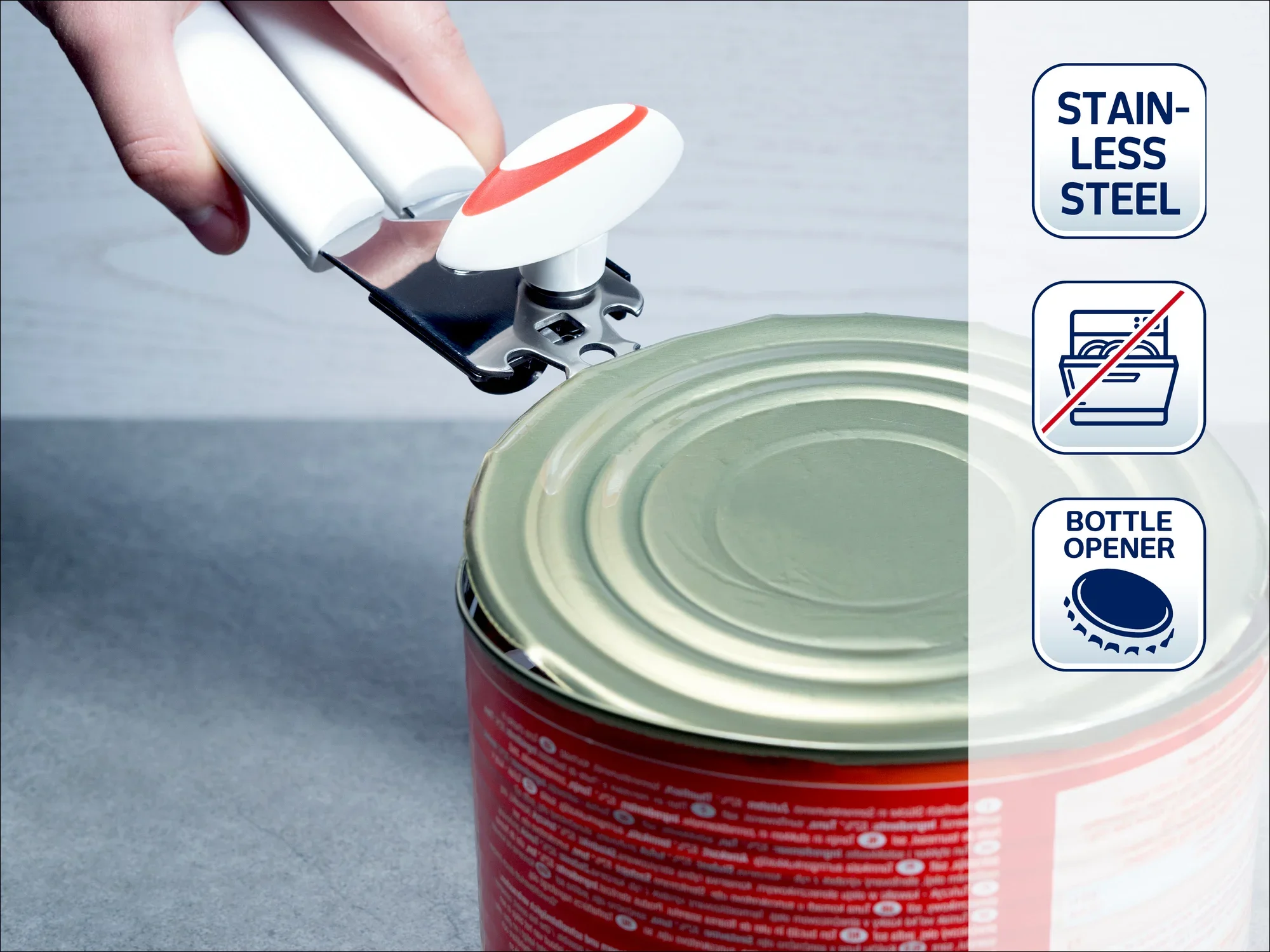 Ein Dosenöffner aus Edelstahl wird verwendet, um eine Dose zu öffnen. Das Bild zeigt die Handhabung des Werkzeugs. Symbole weisen auf rostfreien Stahl und Flaschenöffnerfunktion hin.