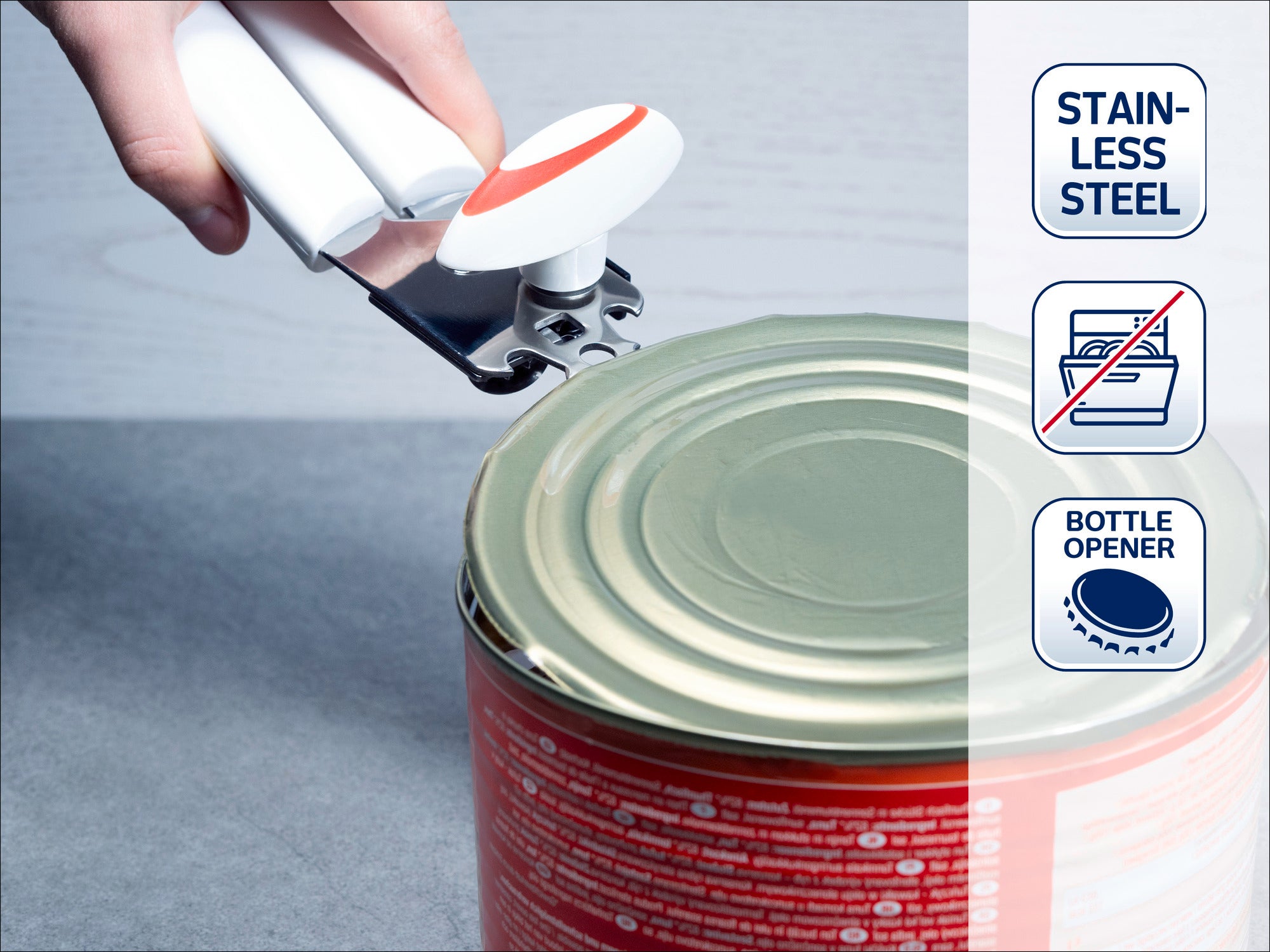 Ein Dosenöffner aus Edelstahl wird verwendet, um eine Dose zu öffnen. Das Bild zeigt die Handhabung des Werkzeugs. Symbole weisen auf rostfreien Stahl und Flaschenöffnerfunktion hin.
