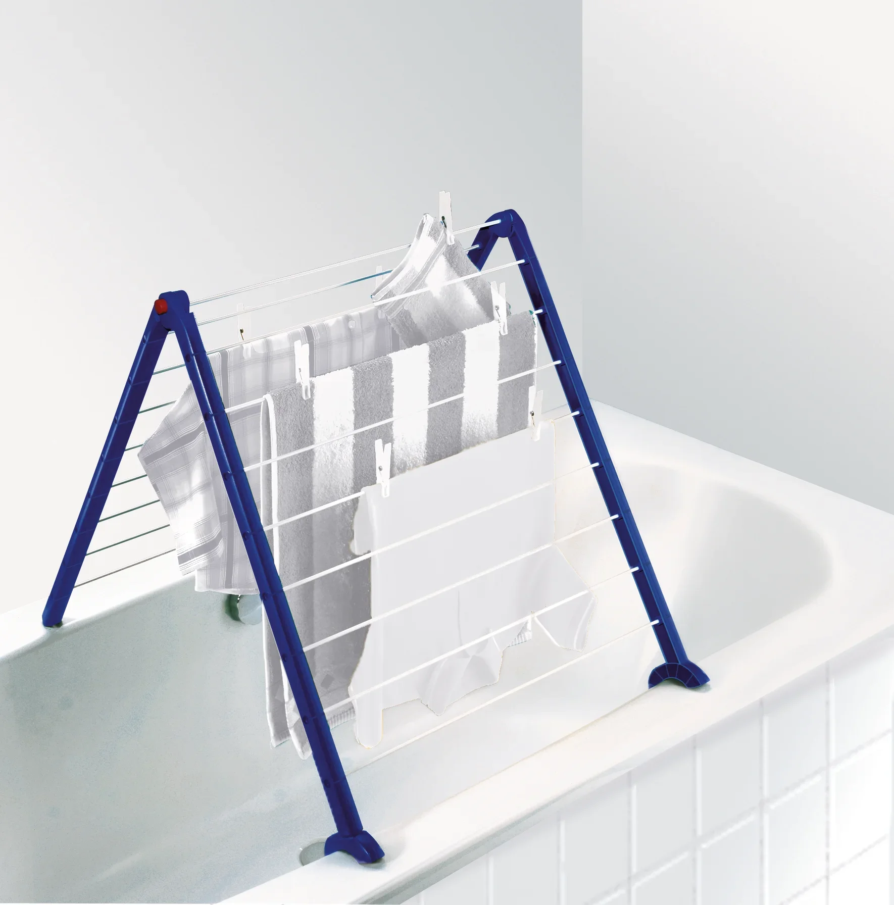 Suszarka Pegasus Bath 110 jest umieszczana nad wanną. Suszarka ma niebieskie nóżki i białe płótno, na którym wiszą ręczniki. Idealna do małych pomieszczeń.