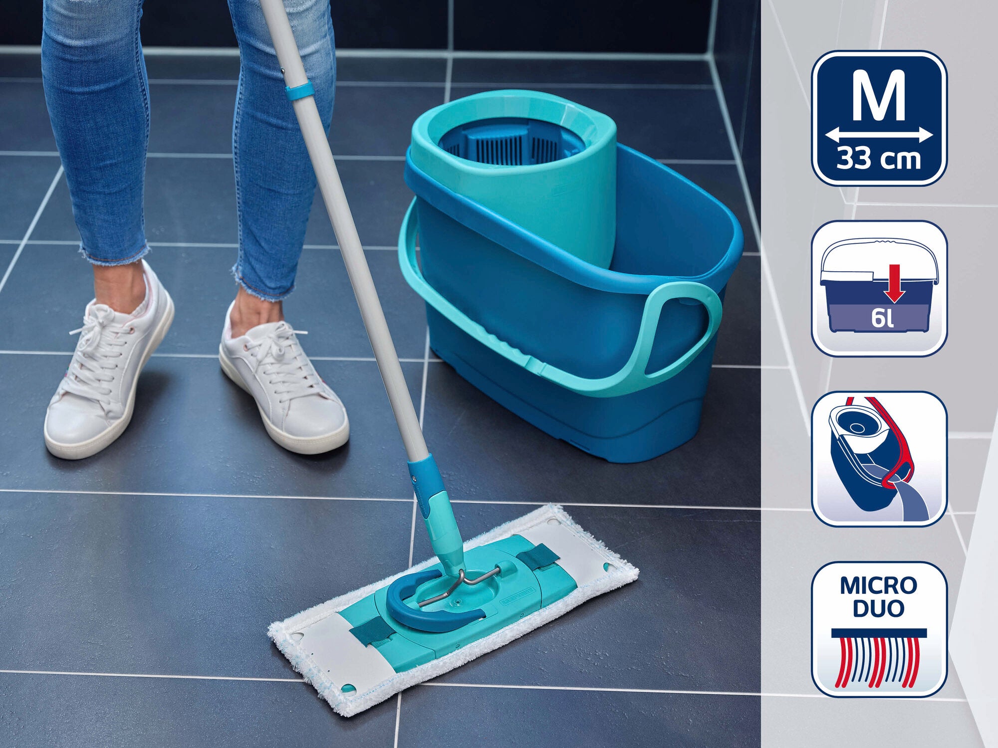 Eine Person reinigt einen dunklen Fliesenboden mit dem Leifheit CLEAN TWIST M Ergo. Der Wischmopp hat einen 33 cm breiten Kopf. Der Eimer fasst 6 Liter und ist mit einem Schleudermechanismus ausgestattet.