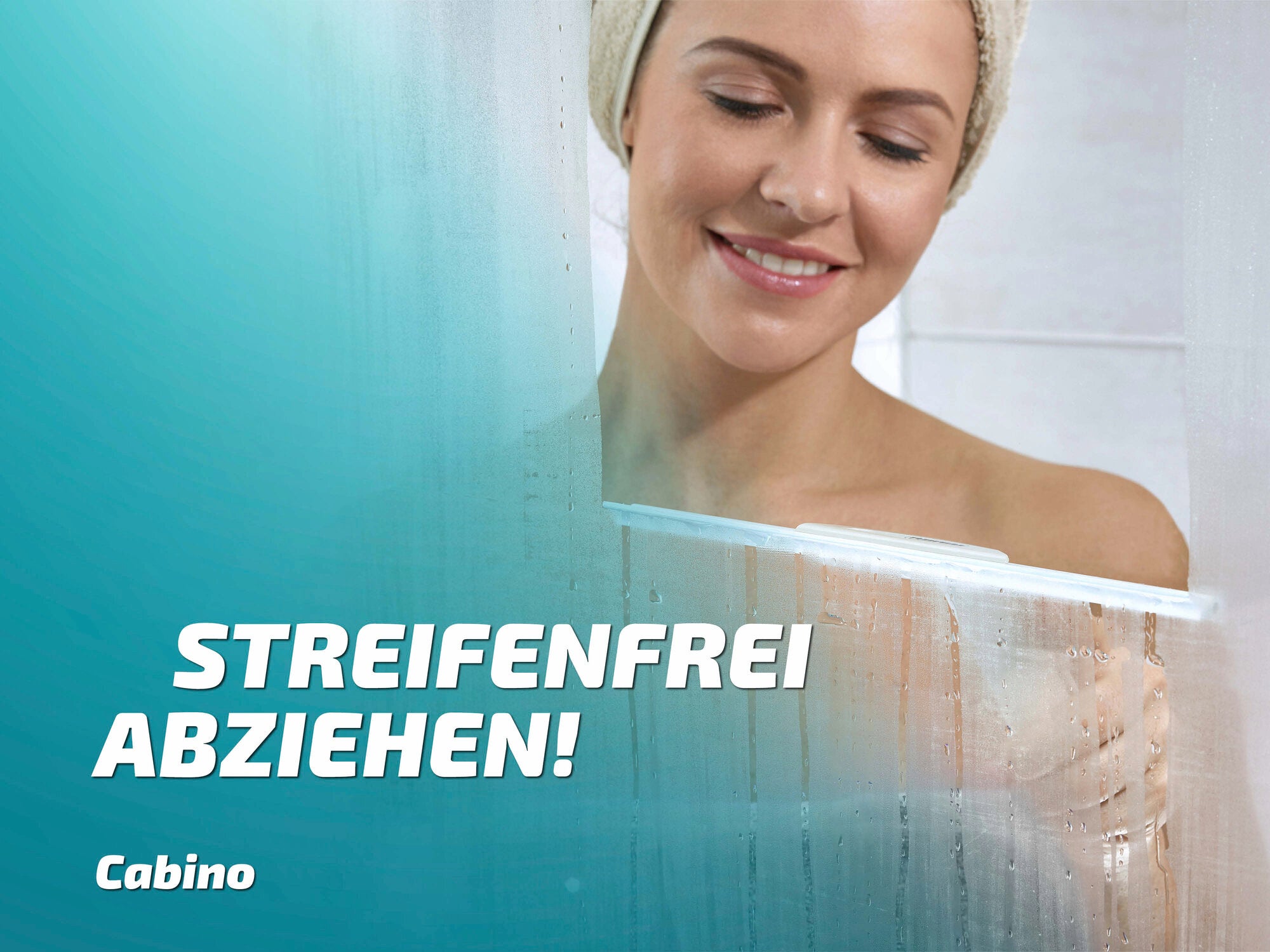 Eine Frau benutzt den Leifheit Cabino Duschkabinenabzieher, um Wasser von einer Glasdusche zu entfernen. Der Abzieher sorgt für streifenfreie Sauberkeit und einfachen Gebrauch.