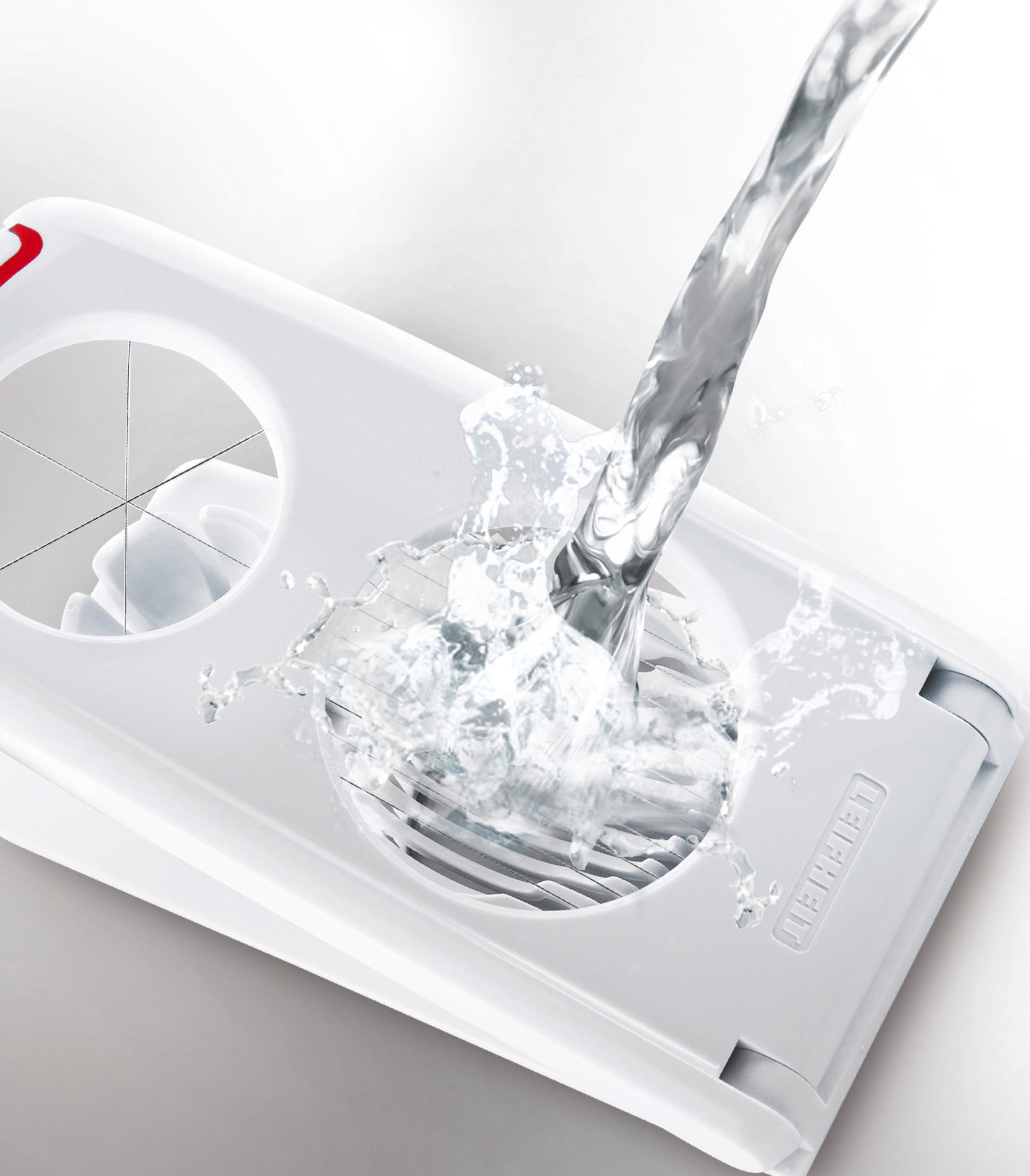 Eierschneider Combi in Aktion: Wasser fließt über den weißen Eierschneider, der zwei Schneideoptionen bietet. Ideal für präzises Schneiden von Eiern in Scheiben oder Keile.