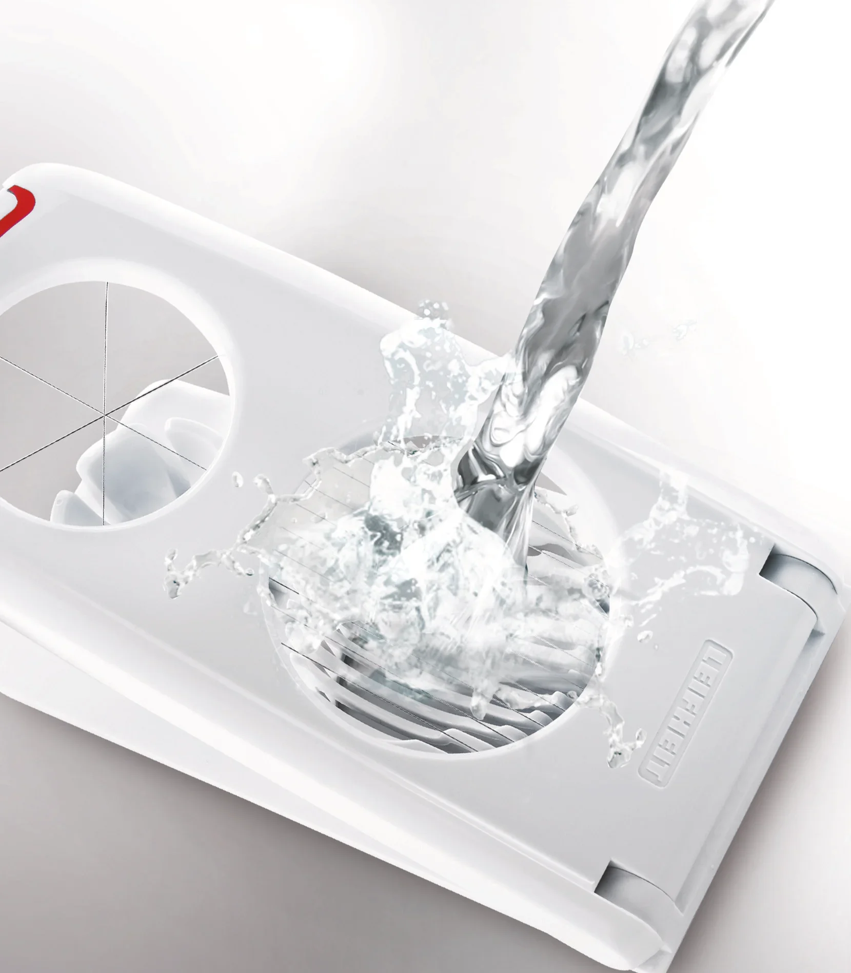 Krajalnica do jajek Combi w akcji: woda przepływa przez krajalnicę do białek, która oferuje dwie opcje krojenia. Idealna do precyzyjnego krojenia jajek na plasterki lub ćwiartki.