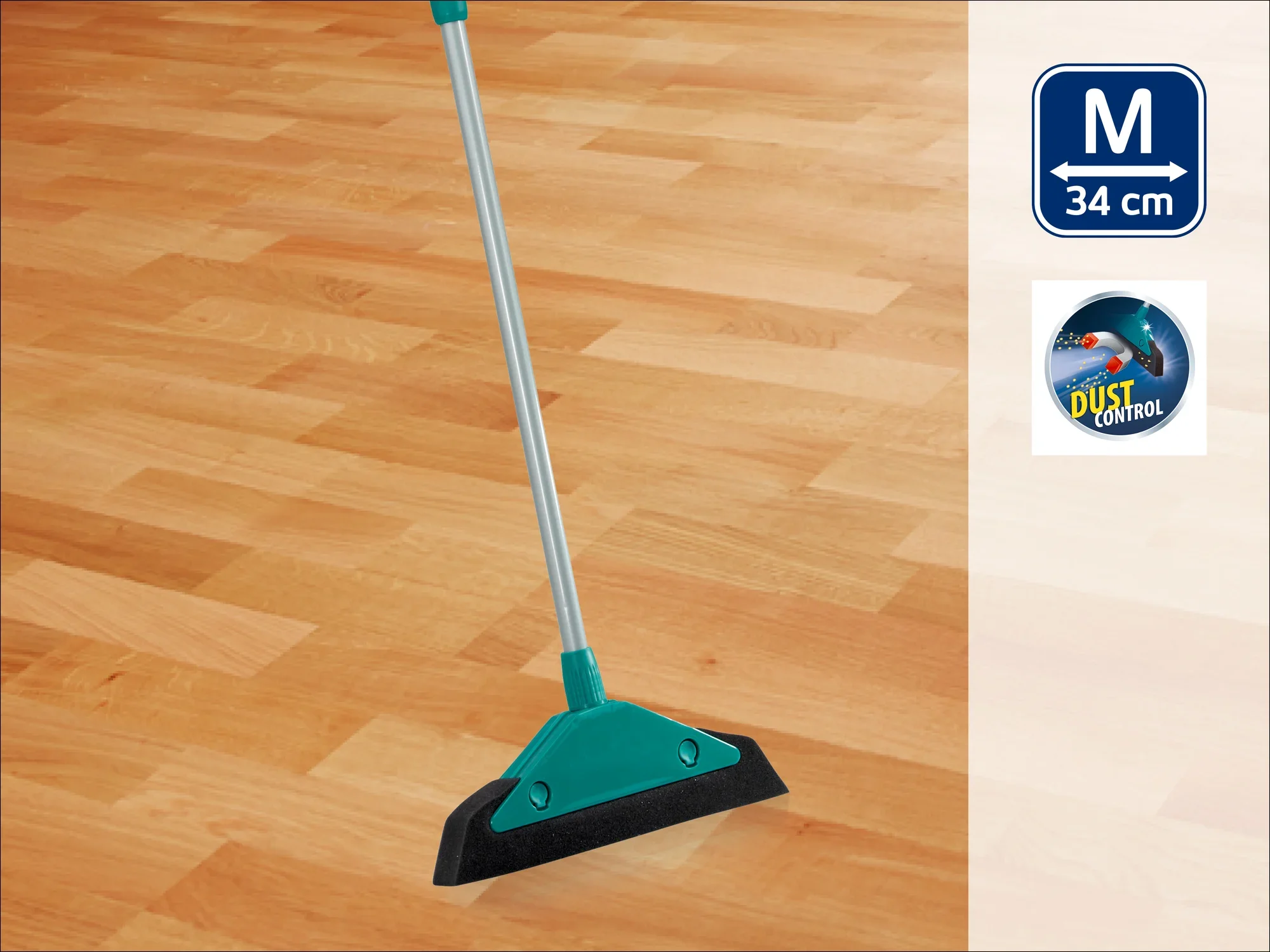 Un balai vert avec une lèvre en caoutchouc noir sur un sol en bois. À droite de l'image, un logo avec l'inscription « Dust Control » et la taille « M 34 cm ». Idéal pour éliminer la poussière.