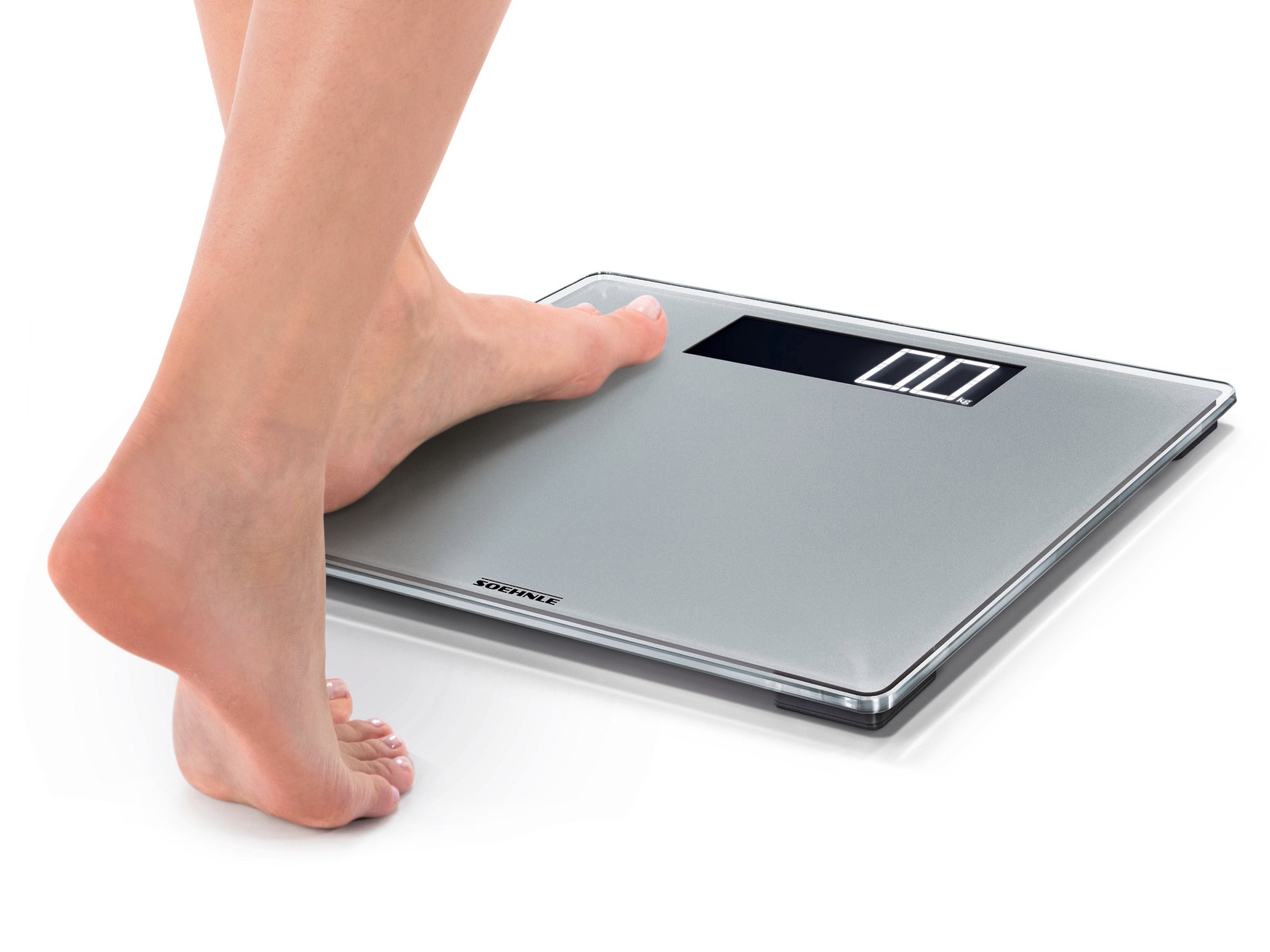 Eine Person steht mit einem Fuß auf einer digitalen Personenwaage, Modell Style Sense Comfort 600. Die Waage hat ein modernes, schlankes Design mit einem klaren Display.