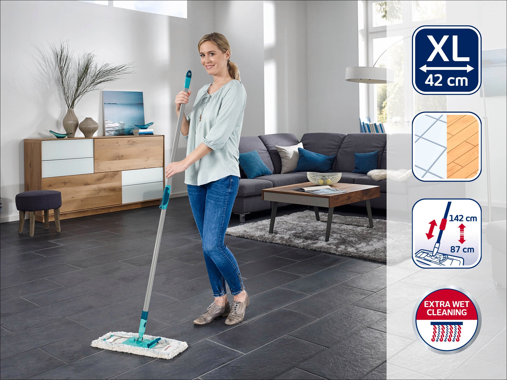 Eine Frau wischt den Boden in einem modernen Wohnzimmer mit einem Leifheit Bodenwischer XL, 42 cm. Der Wischer hat einen Teleskopstiel, der von 87 cm bis 142 cm verstellbar ist, und bietet eine extra feuchte Reinigung.