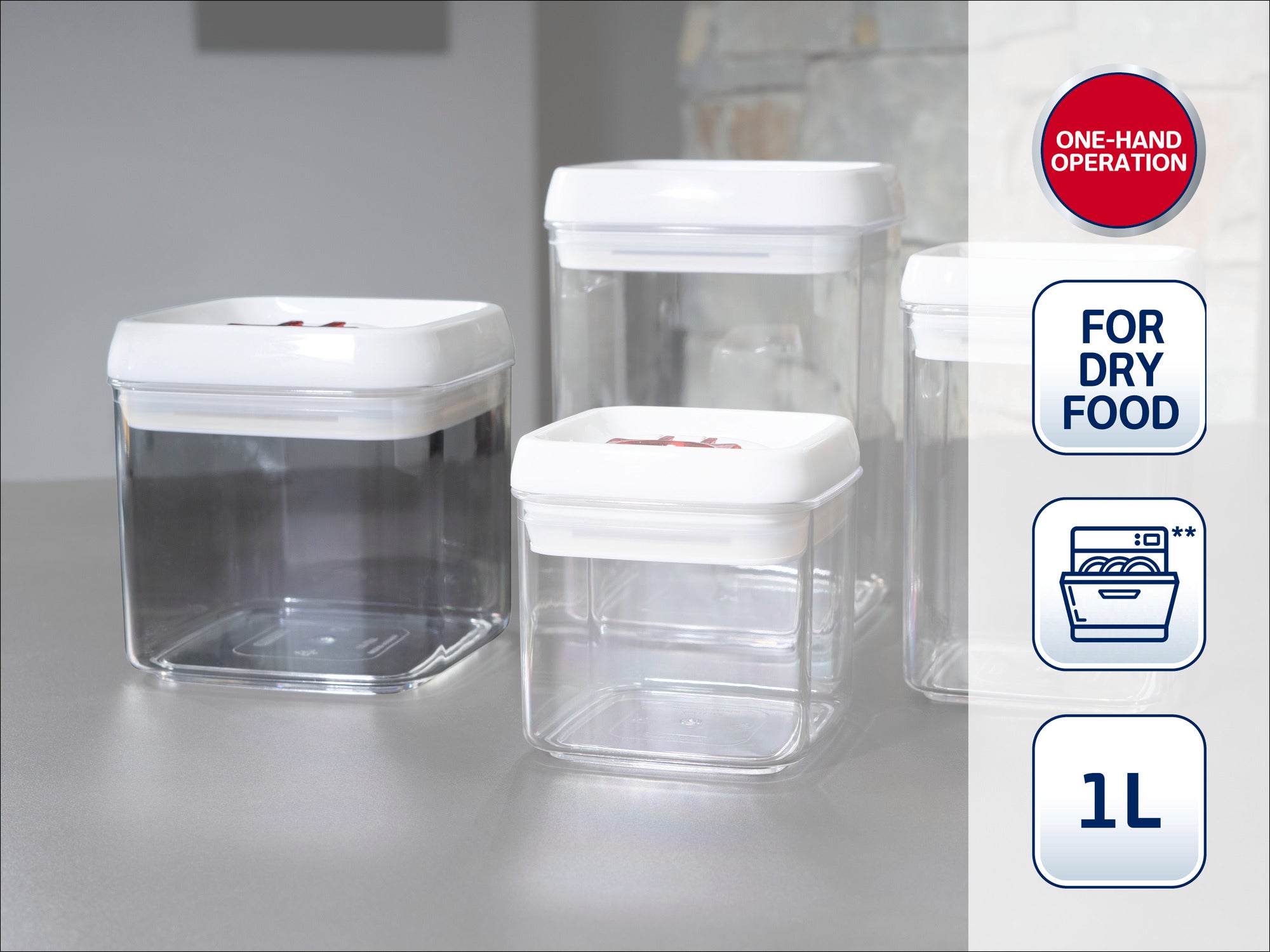 Quatre récipients de conservation transparents avec couvercles blancs, idéaux pour les aliments secs. Utilisation facile d'une seule main. Lavables au lave-vaisselle et d'une capacité de 1 litre.