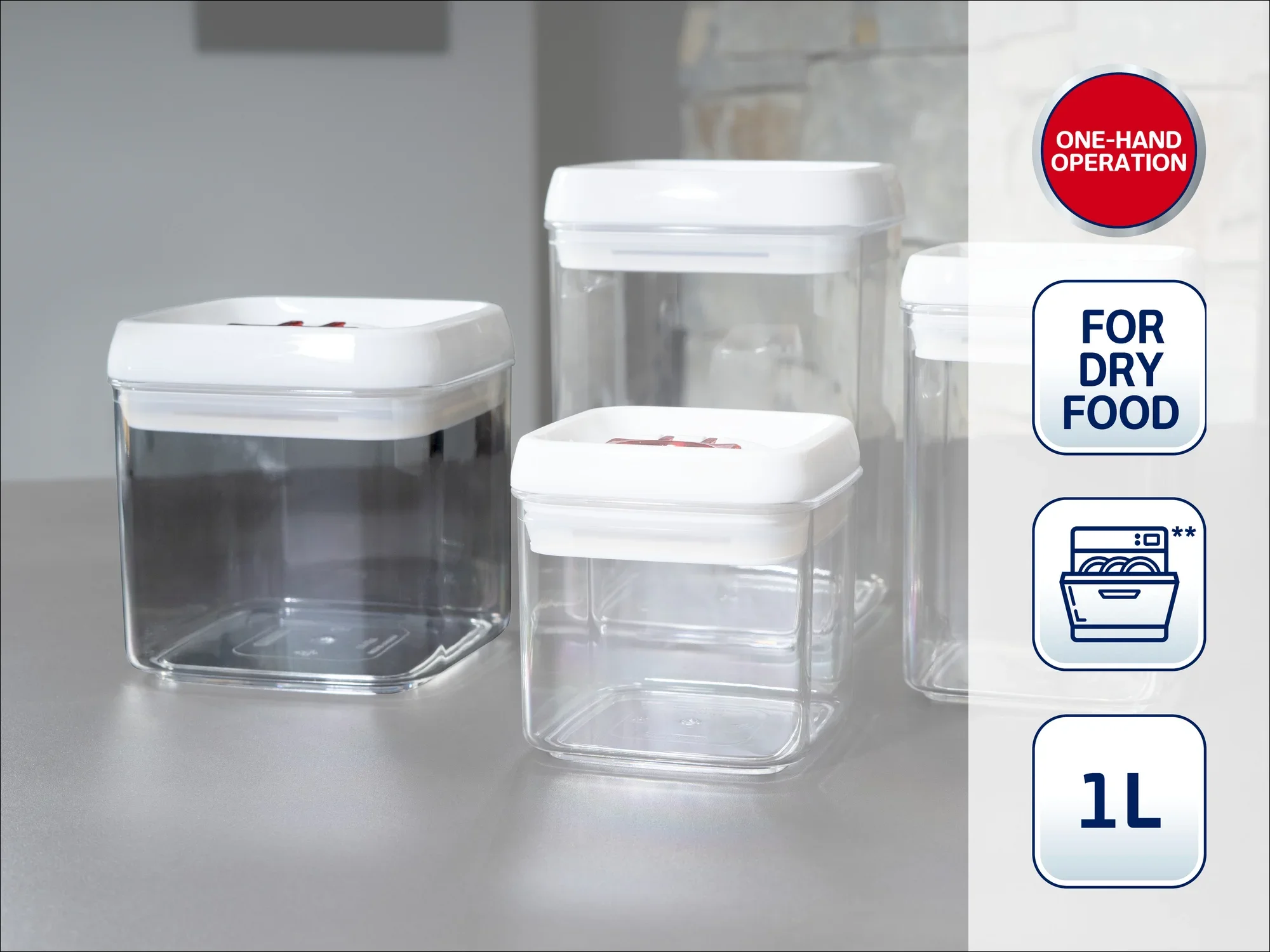 Cztery przezroczyste pojemniki z białymi pokrywkami, idealne do przechowywania suchej żywności. Łatwa obsługa jedną ręką. Możliwość mycia w zmywarce, pojemność 1 litr.