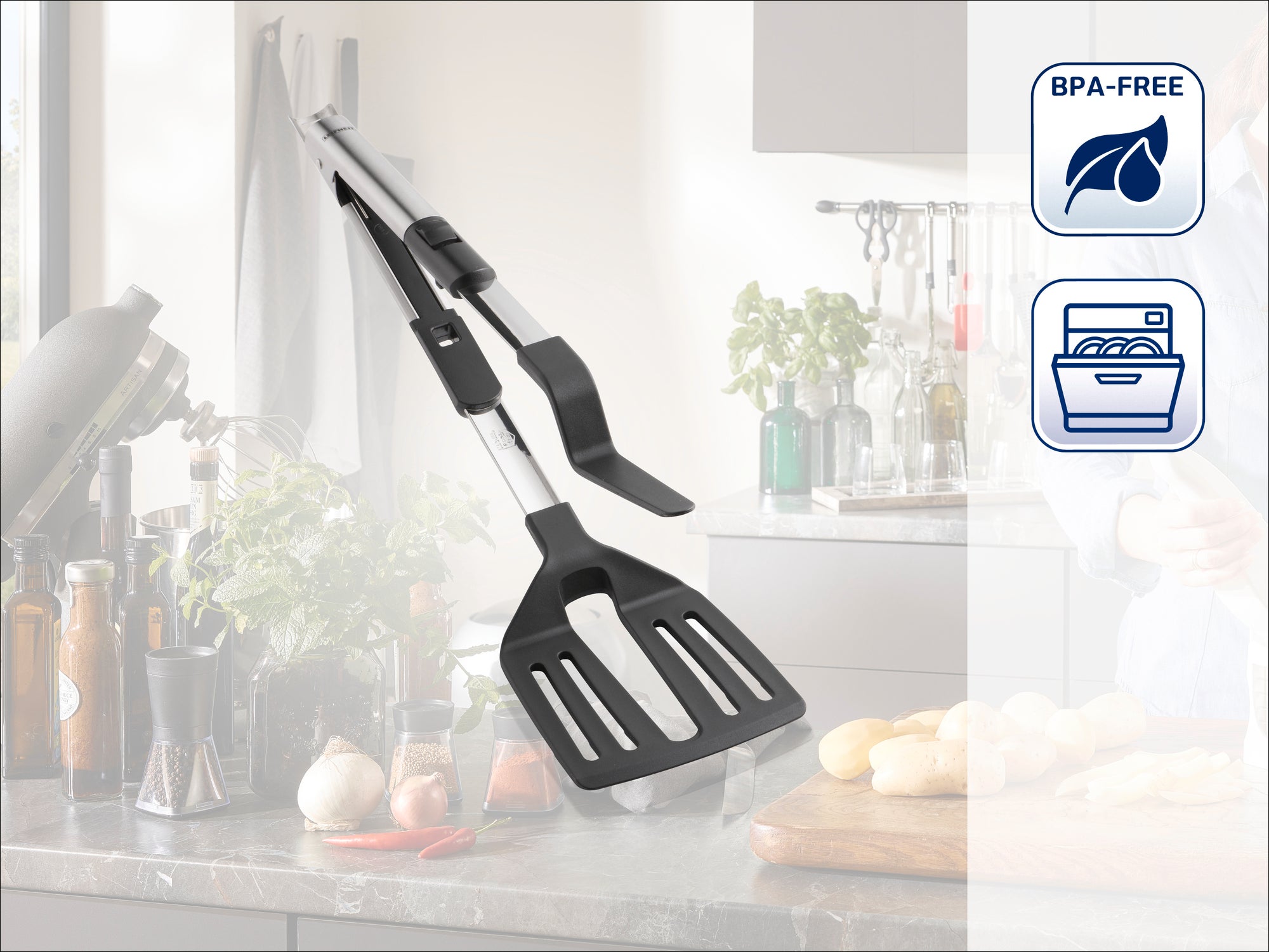 Küchenhelfer-Set bestehend aus einem schwarzen Pfannenwender und einer Zange aus Edelstahl. Ideal für die Zubereitung von Speisen. BPA-frei und spülmaschinengeeignet.