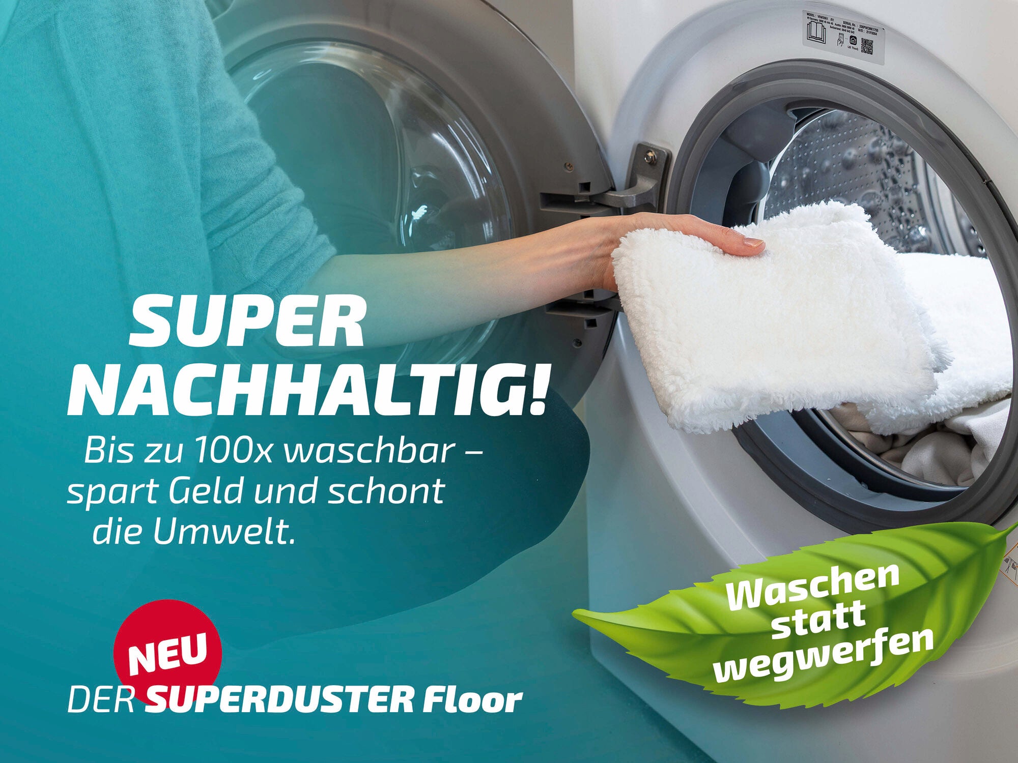 Eine Person legt den Leifheit Superduster Floor in eine Waschmaschine. Der Text auf dem Bild hebt die Nachhaltigkeit hervor: "Bis zu 100x waschbar – spart Geld und schont die Umwelt.