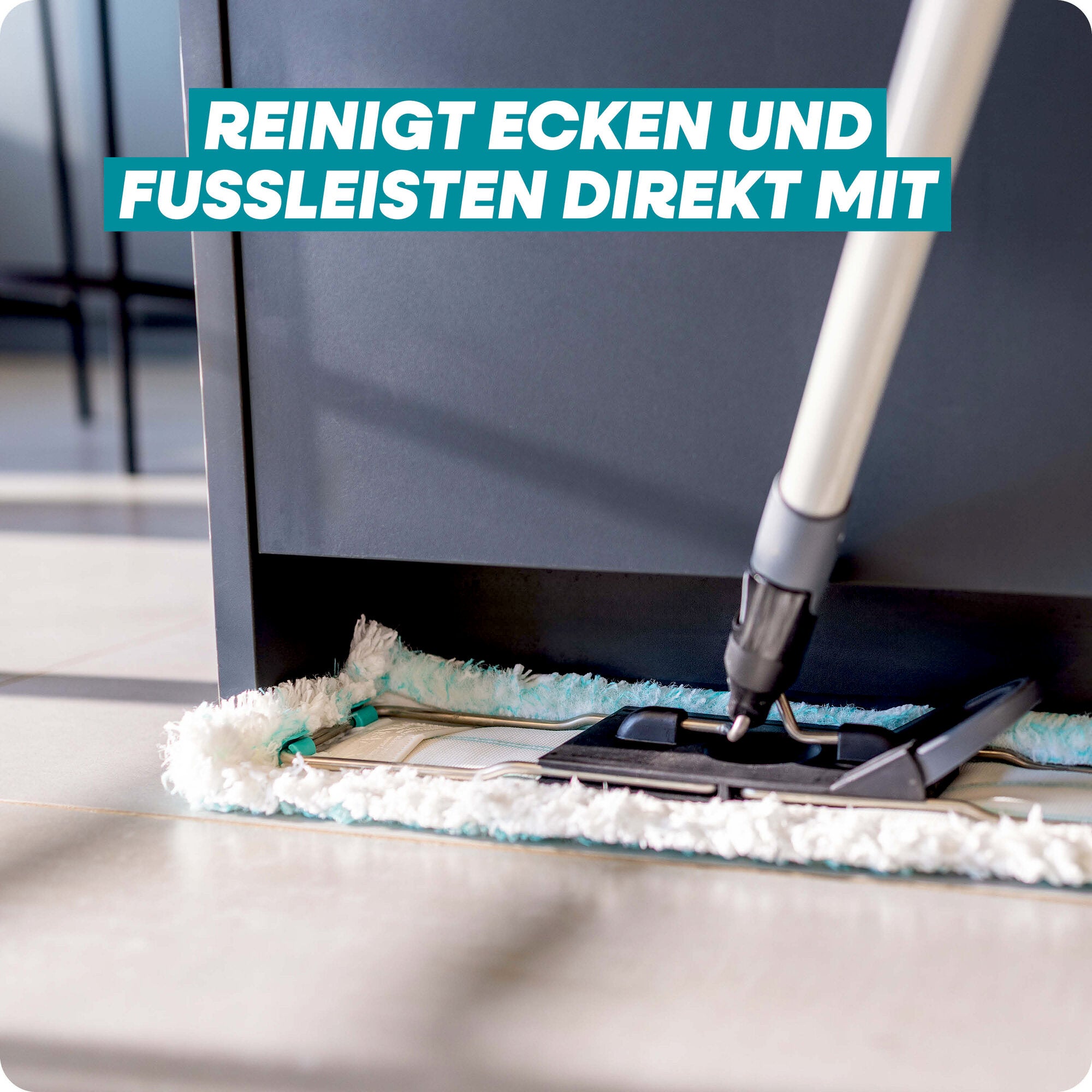 Leifheit Set Profi XL Mobile Black Lavapavimenti beim Wischen entlang einer dunklen Fußleiste; der flache Wischbezug reinigt Ecken und Kanten direkt mit, passend für gründliche Bodenreinigung.