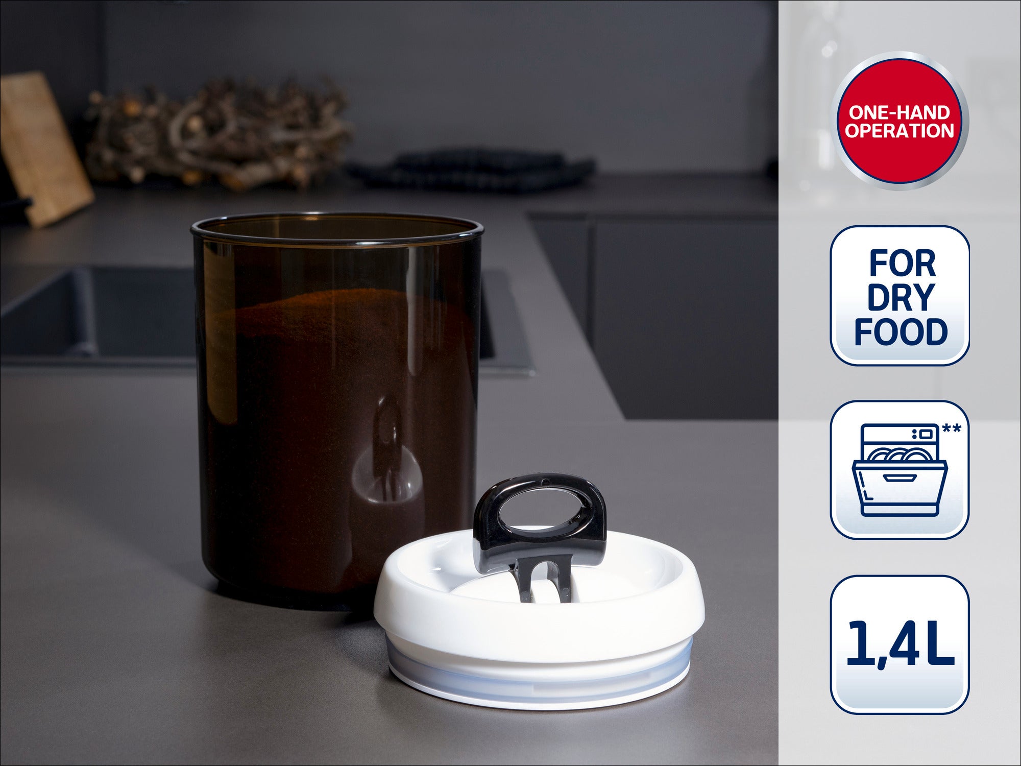Un récipient brun avec un couvercle blanc, adapté aux aliments secs. Le couvercle permet une utilisation d'une seule main. Capacité : 1,4 litre. Idéal pour la cuisine.