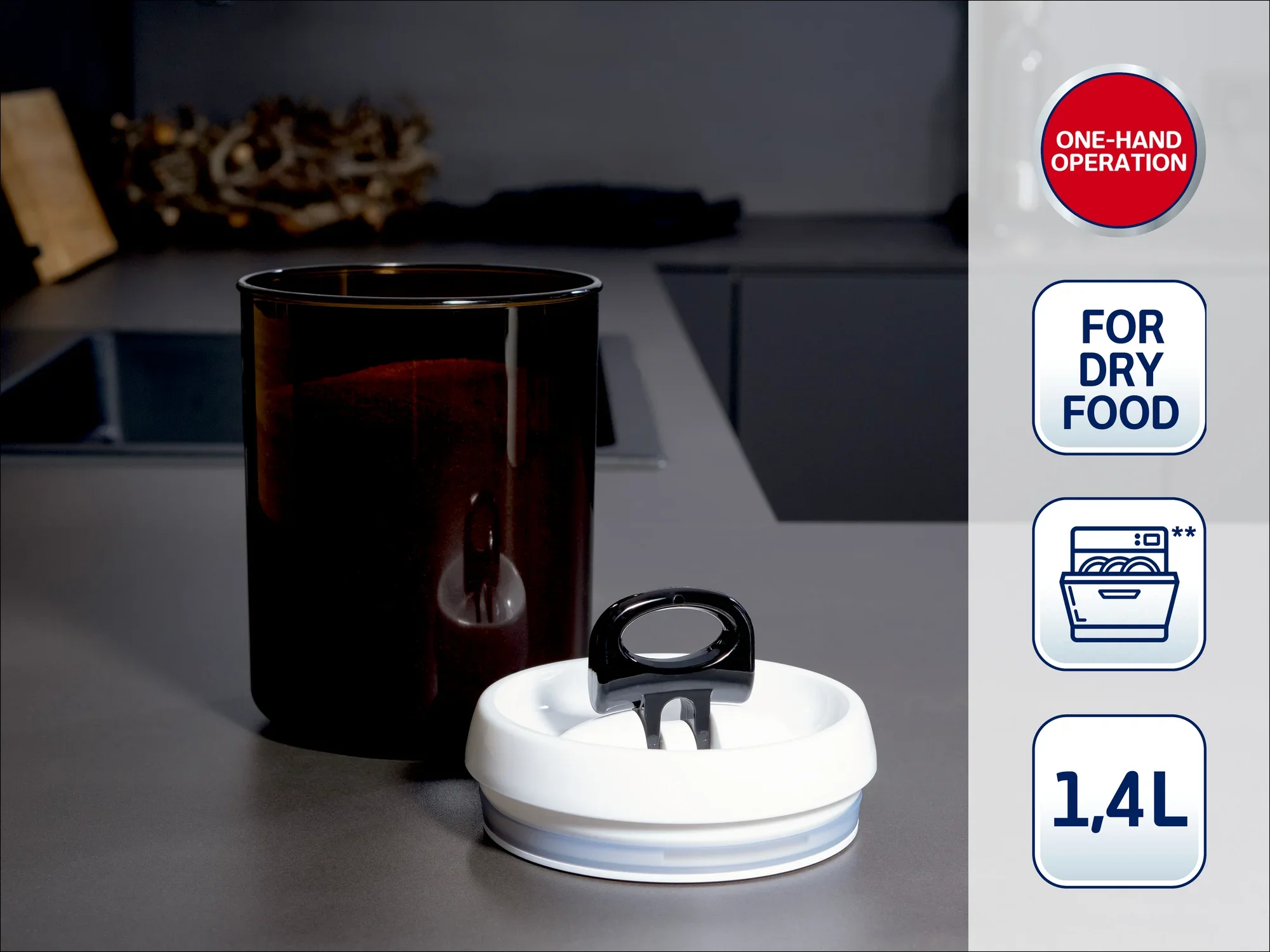 Brązowy pojemnik z białą pokrywką, odpowiedni na suchą żywność. Pokrywka umożliwia obsługę jedną ręką. Pojemność: 1,4 litra. Idealny do kuchni.