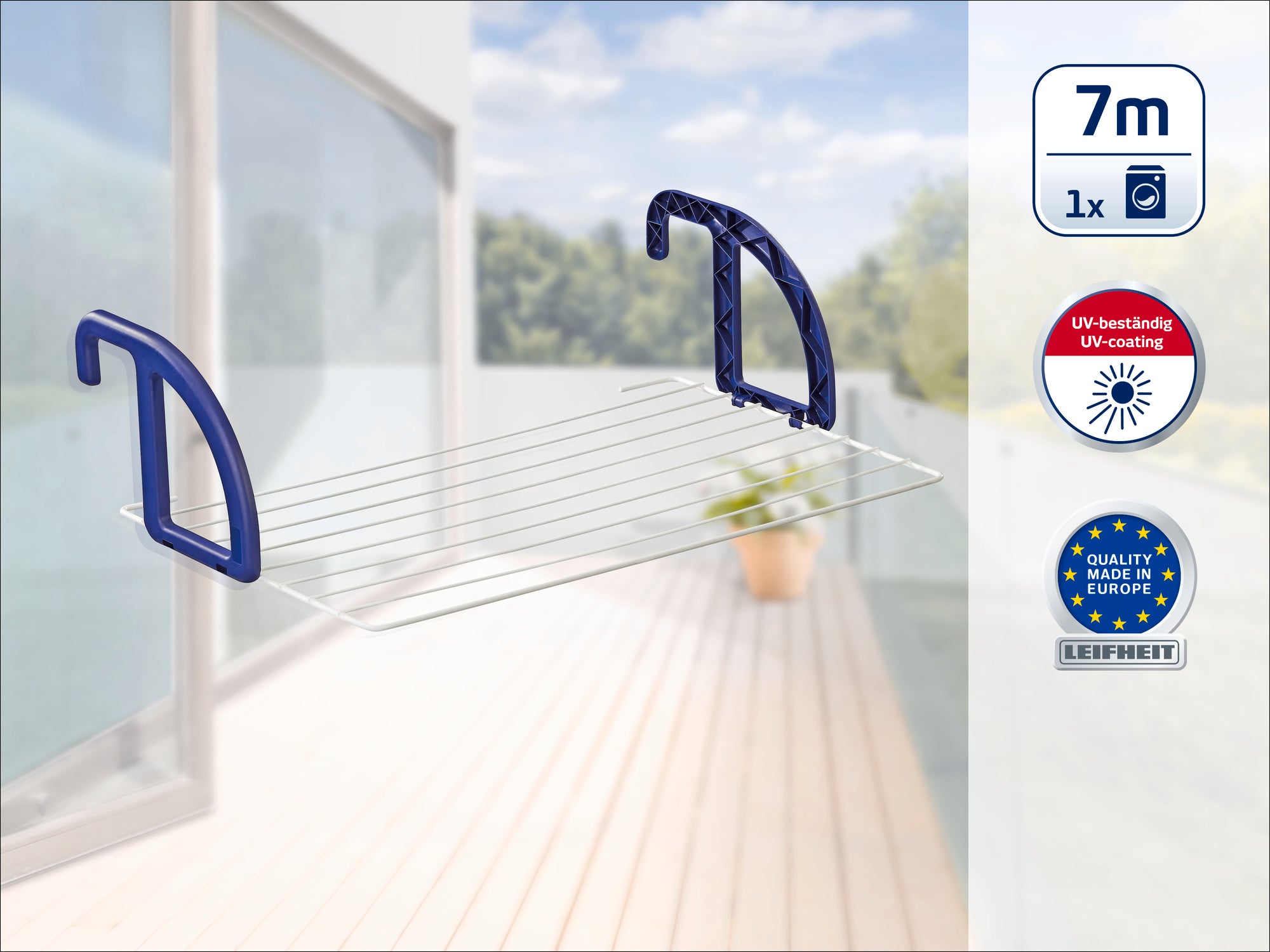 Ein Hängetrockner mit blauen Haken, der an einem Balkon befestigt ist. Er bietet 7 Meter Trockenlänge und ist UV-beständig. Ideal für kleine Räume und Balkone.