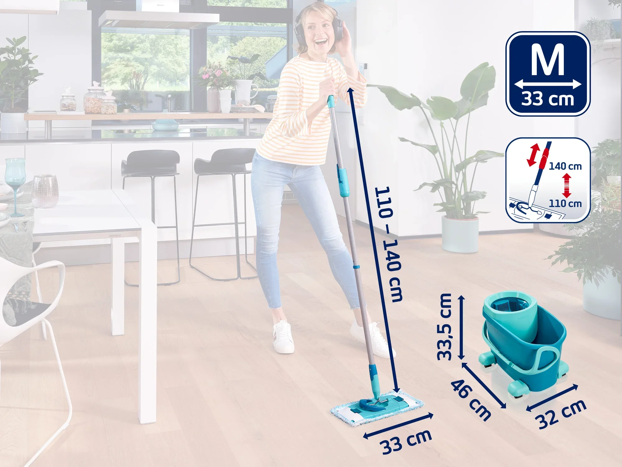 Een vrouw dweilt de vloer in een moderne keuken met een Leifheit set. De mop is 110-140 cm lang, de emmer meet 32x33 cm. Ideaal voor efficiënt schoonmaken.