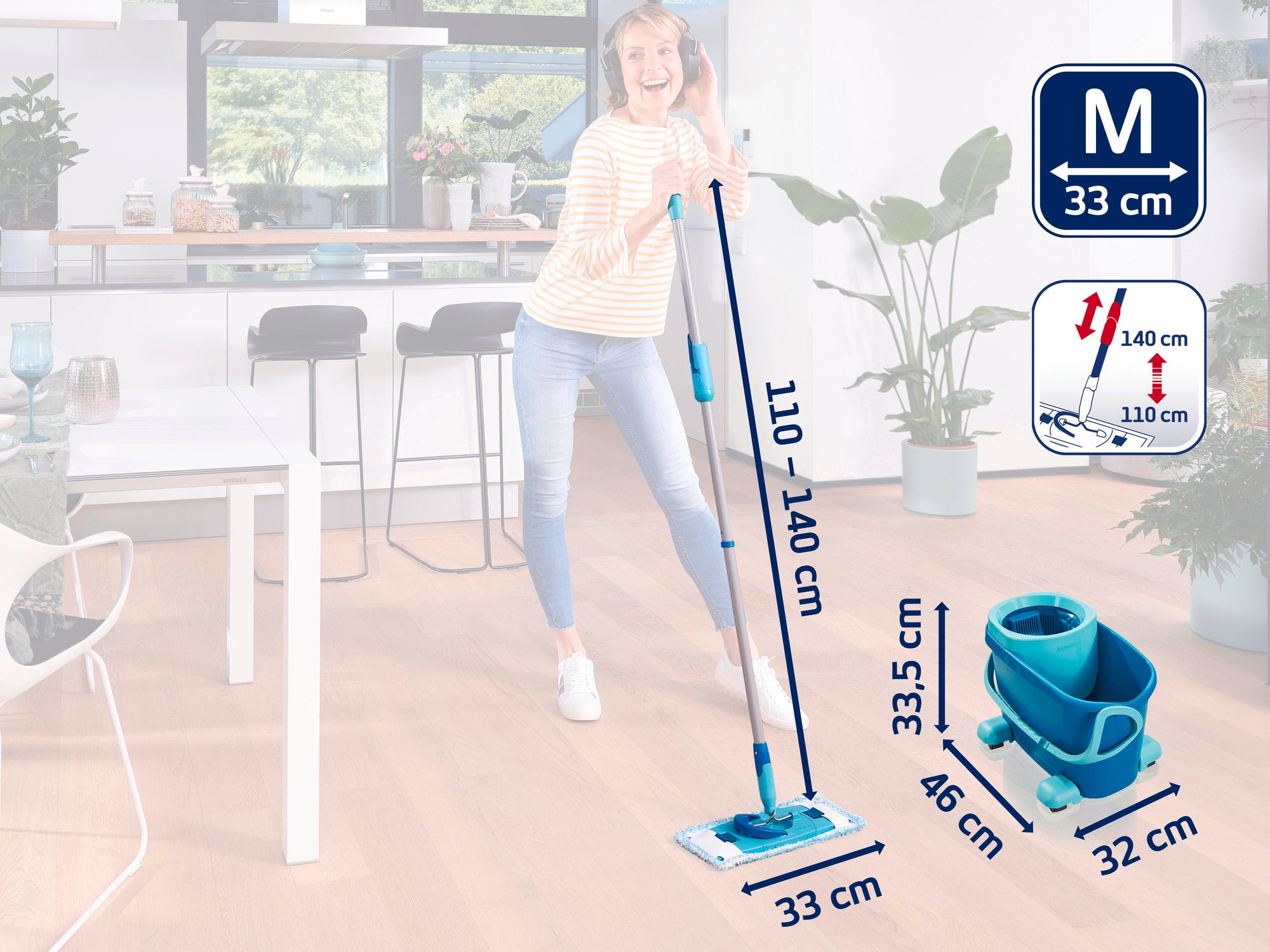 Een vrouw dweilt de vloer in een moderne keuken met een Leifheit set. De mop is 110-140 cm lang, de emmer meet 32x33 cm. Ideaal voor efficiënt schoonmaken.
