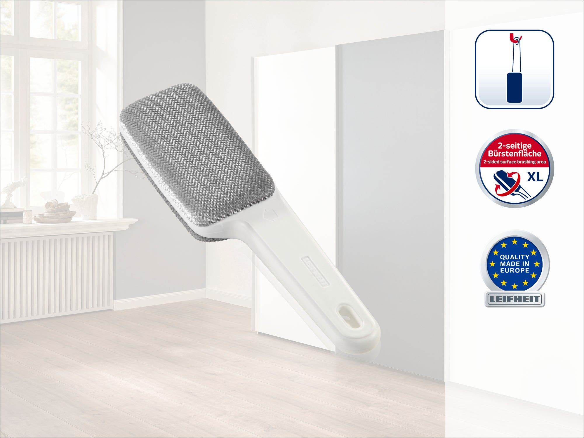 Eine zweiseitige Kleiderbürste mit ergonomischem Griff, ideal zur Entfernung von Fusseln und Haaren. Hergestellt in Europa, Qualitätssiegel sichtbar. Perfekt für den täglichen Gebrauch.