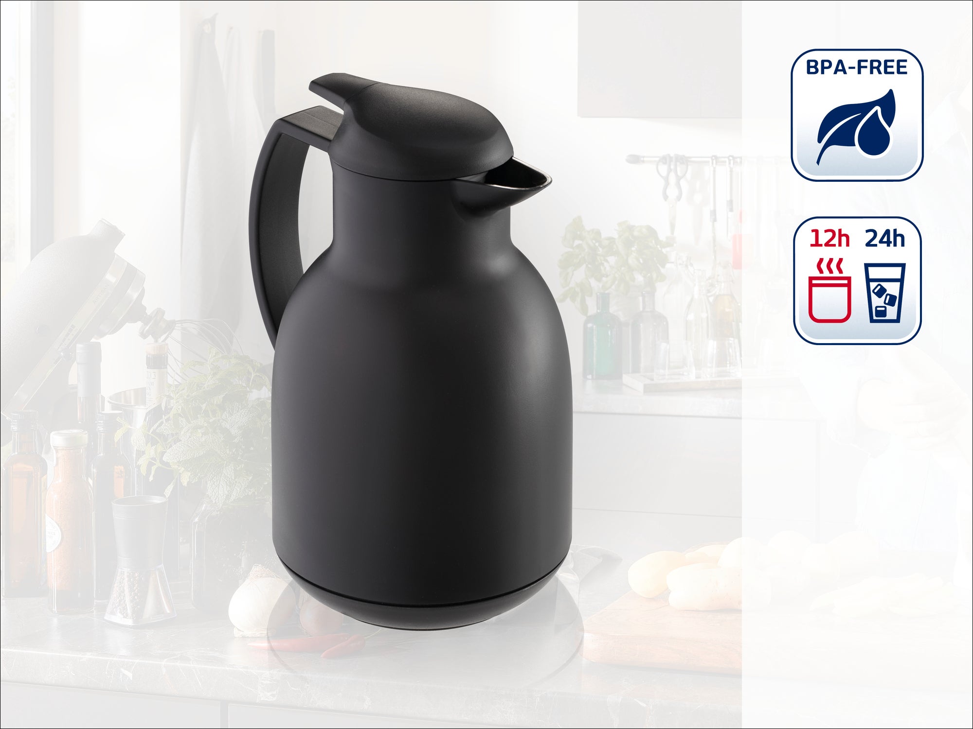 Schwarze Thermoskanne auf einer Küchenarbeitsplatte. BPA-frei, hält Getränke 12 Stunden heiß und 24 Stunden kalt. Ideal für den täglichen Gebrauch.