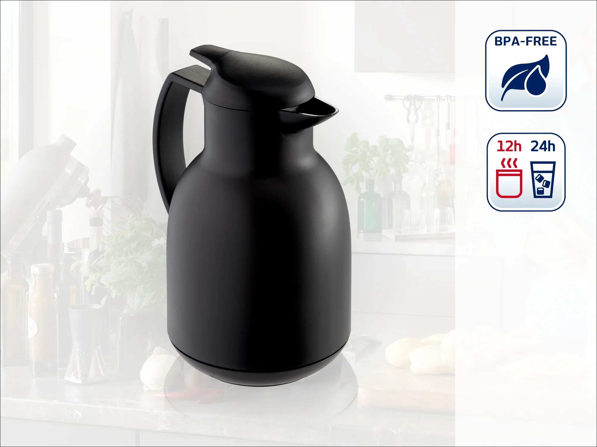 Czarny termos na blacie kuchennym. Wolny od BPA, utrzymuje temperaturę napojów przez 12 godzin i zimno przez 24 godziny. Idealny do codziennego użytku.
