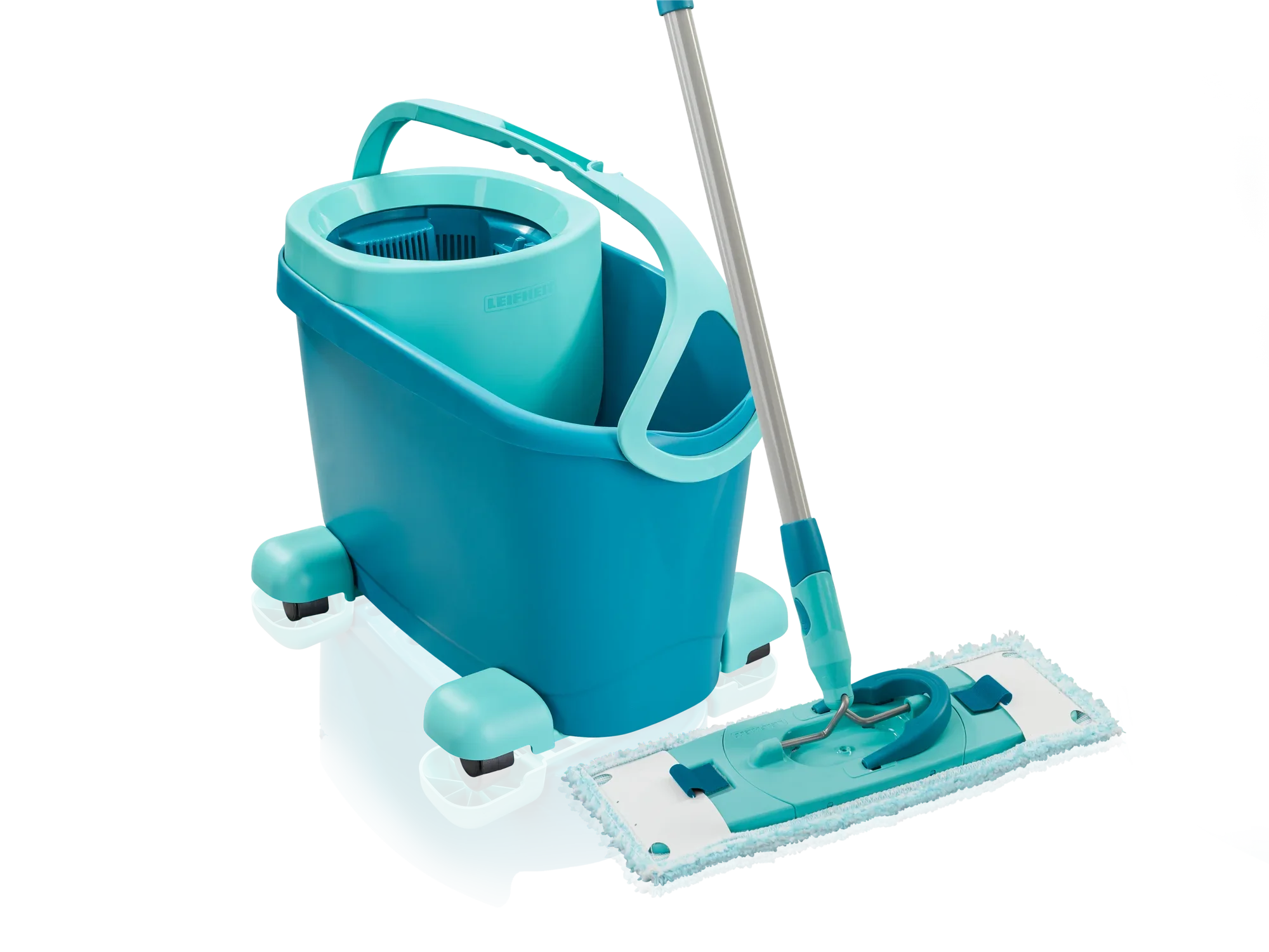 Ein türkisfarbener CLEAN TWIST M Ergo Wischmopp mit Eimer auf Rollen. Der Eimer hat einen integrierten Schleudermechanismus, ideal für müheloses Reinigen von Böden.