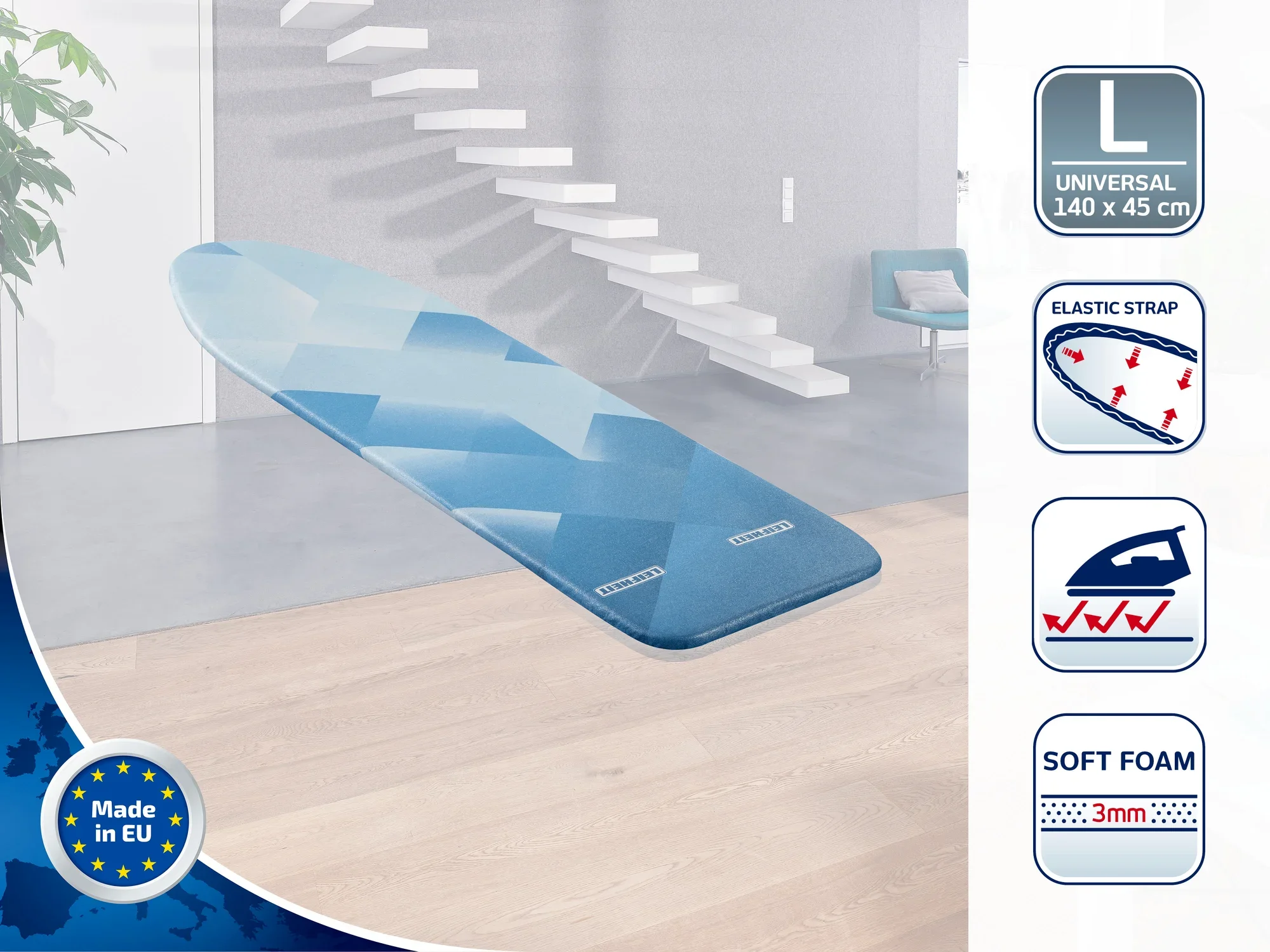 Housse pour table à repasser de Leifheit dans une pièce moderne. La housse est bleue avec un motif géométrique, s'adapte aux tables à repasser de taille 140 x 45 cm et est dotée de bandes élastiques. Fabriquée dans l'UE.