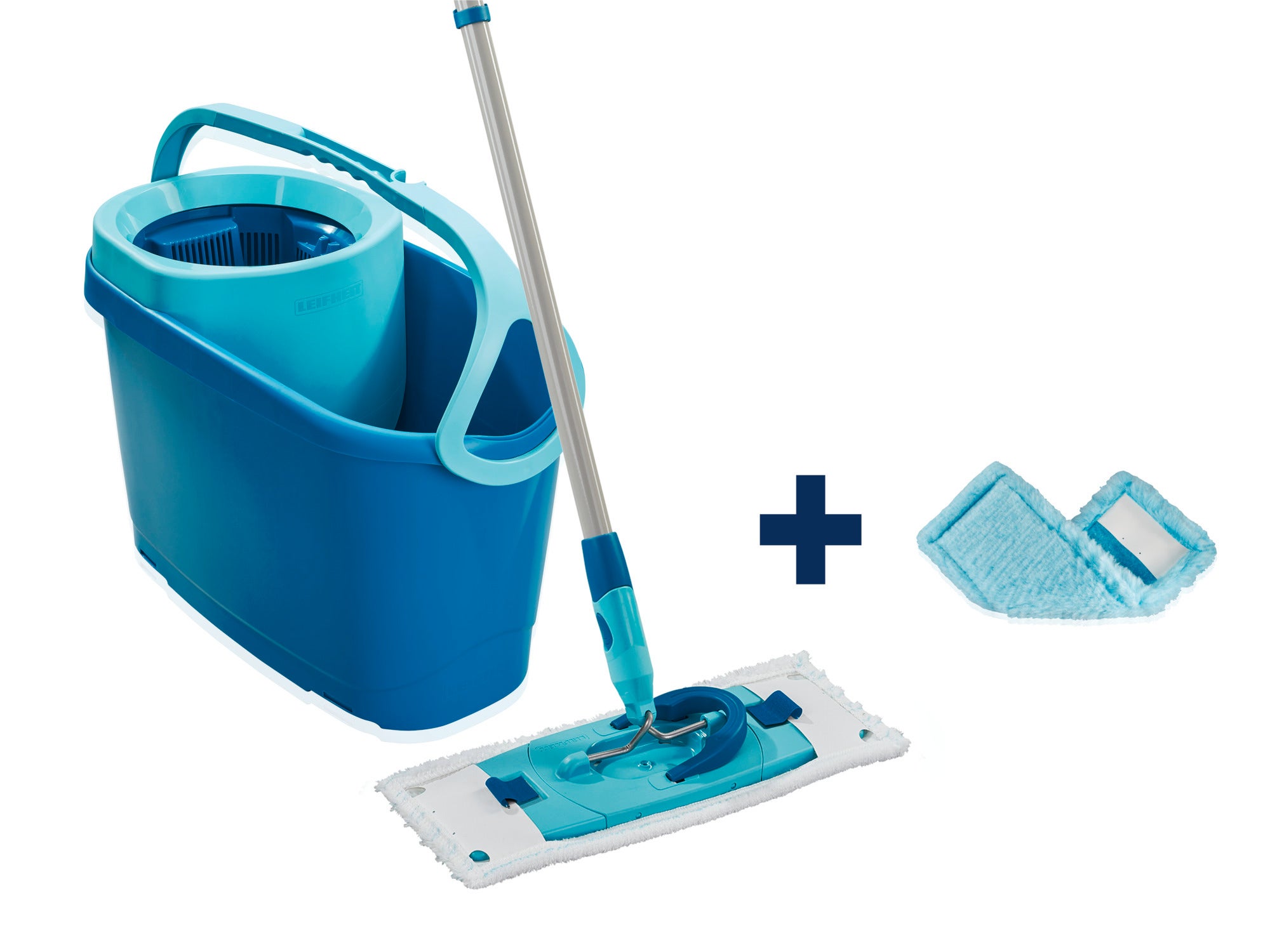 Ein Set bestehend aus einem blauen Eimer mit Schleudermechanismus, einem ergonomischen Stiel und einem Mikrofaser-Wischbezug. Ideal für die gründliche Reinigung von Böden.