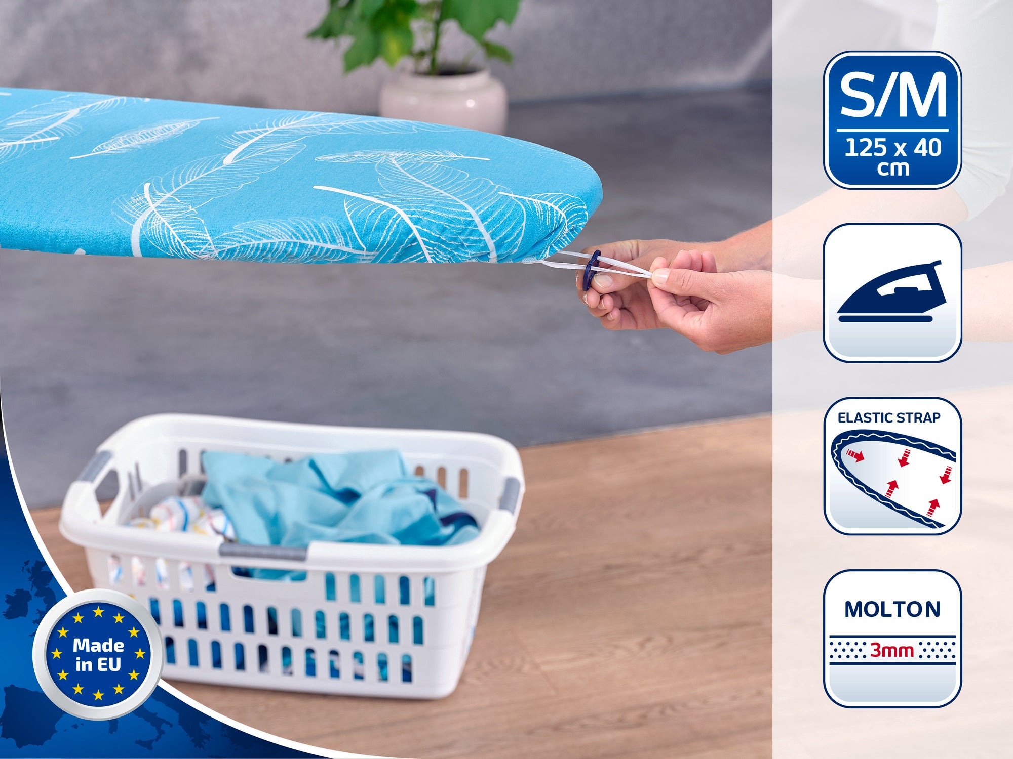 Ein Bügeltischbezug in Blau mit weißen Mustern wird über ein Bügelbrett gespannt. Der Bezug ist in der Größe S/M (125 x 40 cm) erhältlich und verfügt über einen elastischen Gurt. Made in EU.