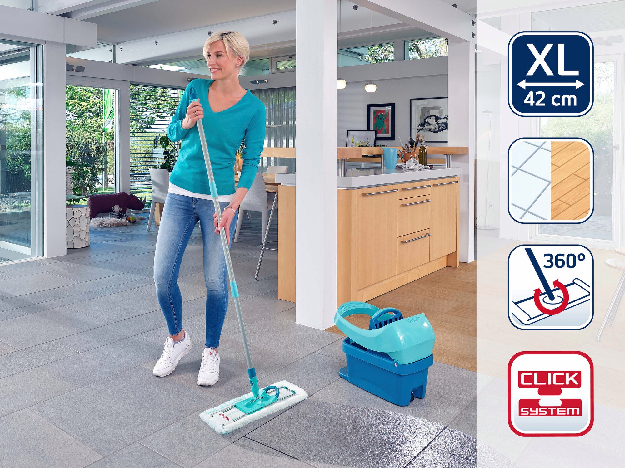 Eine Frau wischt den Boden in einer modernen Küche mit dem Leifheit Bodenwischer Profi XL micro duo. Der Wischer hat ein 42 cm breites Wischpad und ein 360°-Gelenk.