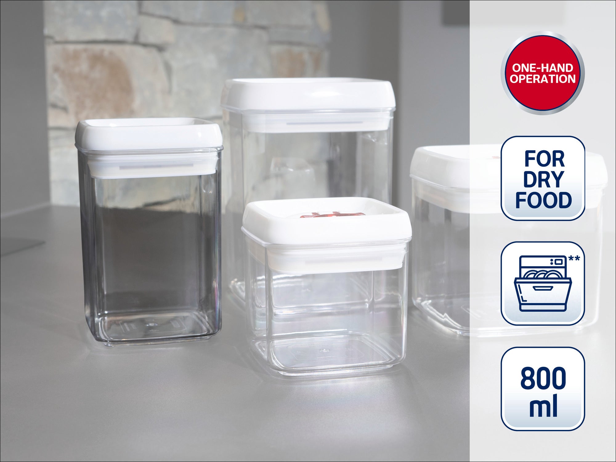 Quatre récipients de conservation transparents avec couvercles blancs, idéaux pour les aliments secs. Un récipient a une contenance de 800 ml. Utilisation facile d'une seule main. Parfait pour la cuisine.