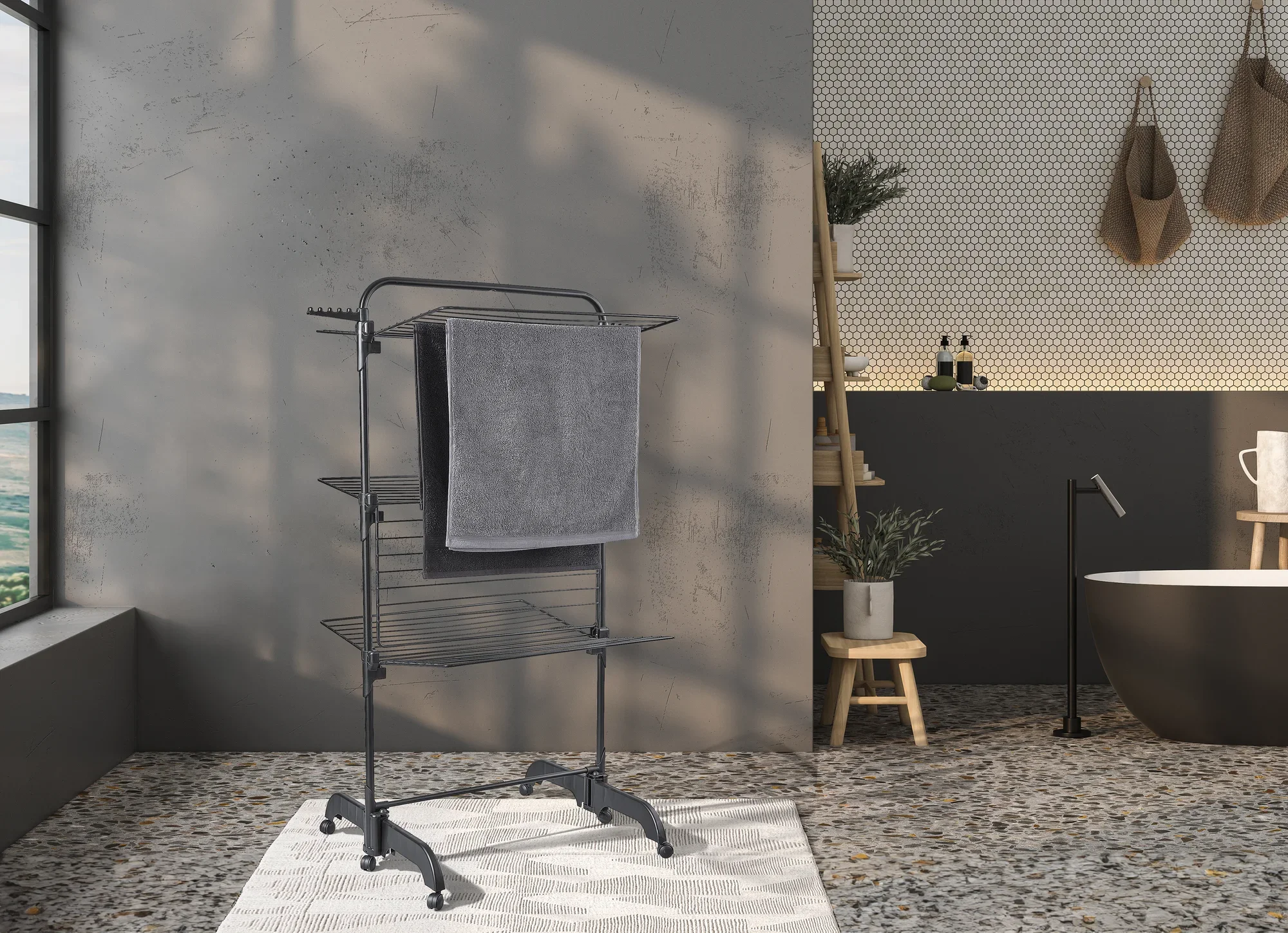 Un sèche-linge Comfort Tower 420 Black se trouve dans une salle de bains moderne. Le sèche-linge est équipé d'une serviette grise et s'intègre parfaitement à la décoration élégante.