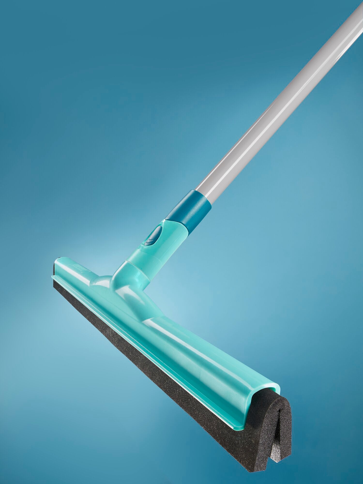Ein türkisfarbener Wasserschieber-Aufsatz mit ergonomischem Griff, ideal für die effiziente Reinigung von glatten Oberflächen. Perfekt für den Einsatz in Haushalten und Gewerberäumen.