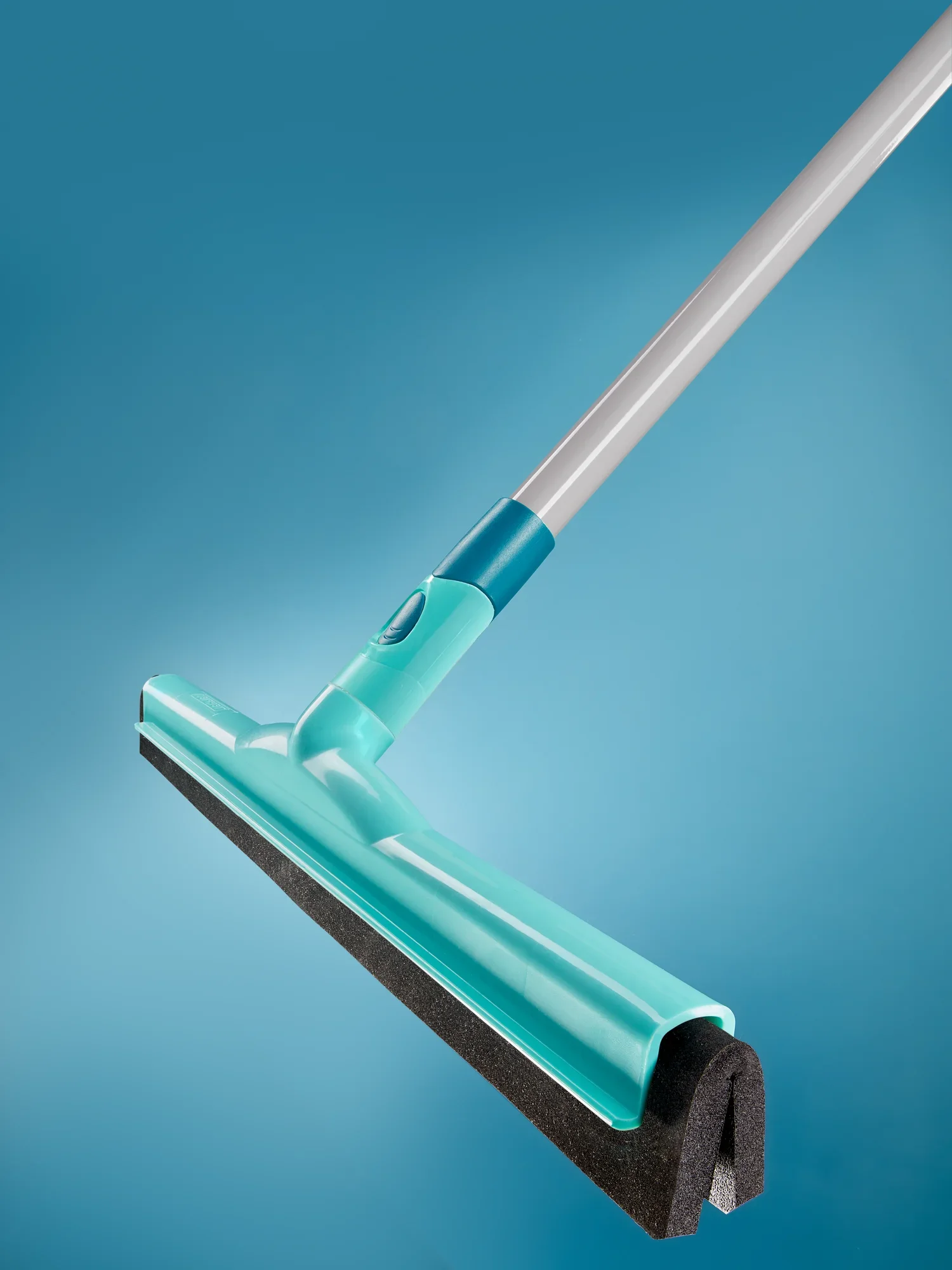 Een turquoise gekleurd waterkrabberhulpstuk met ergonomische handgreep, ideaal voor het efficiënt reinigen van gladde oppervlakken. Perfect voor huishoudelijk en commercieel gebruik.
