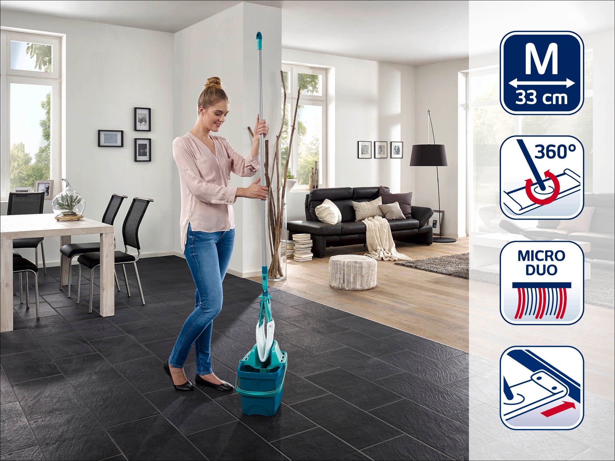 Kobieta sprząta nowoczesny salon za pomocą mopa do podłóg Leifheit. Mop ma obrotową głowicę 360 stopni i system mopowania micro-duo zapewniający wydajne czyszczenie.