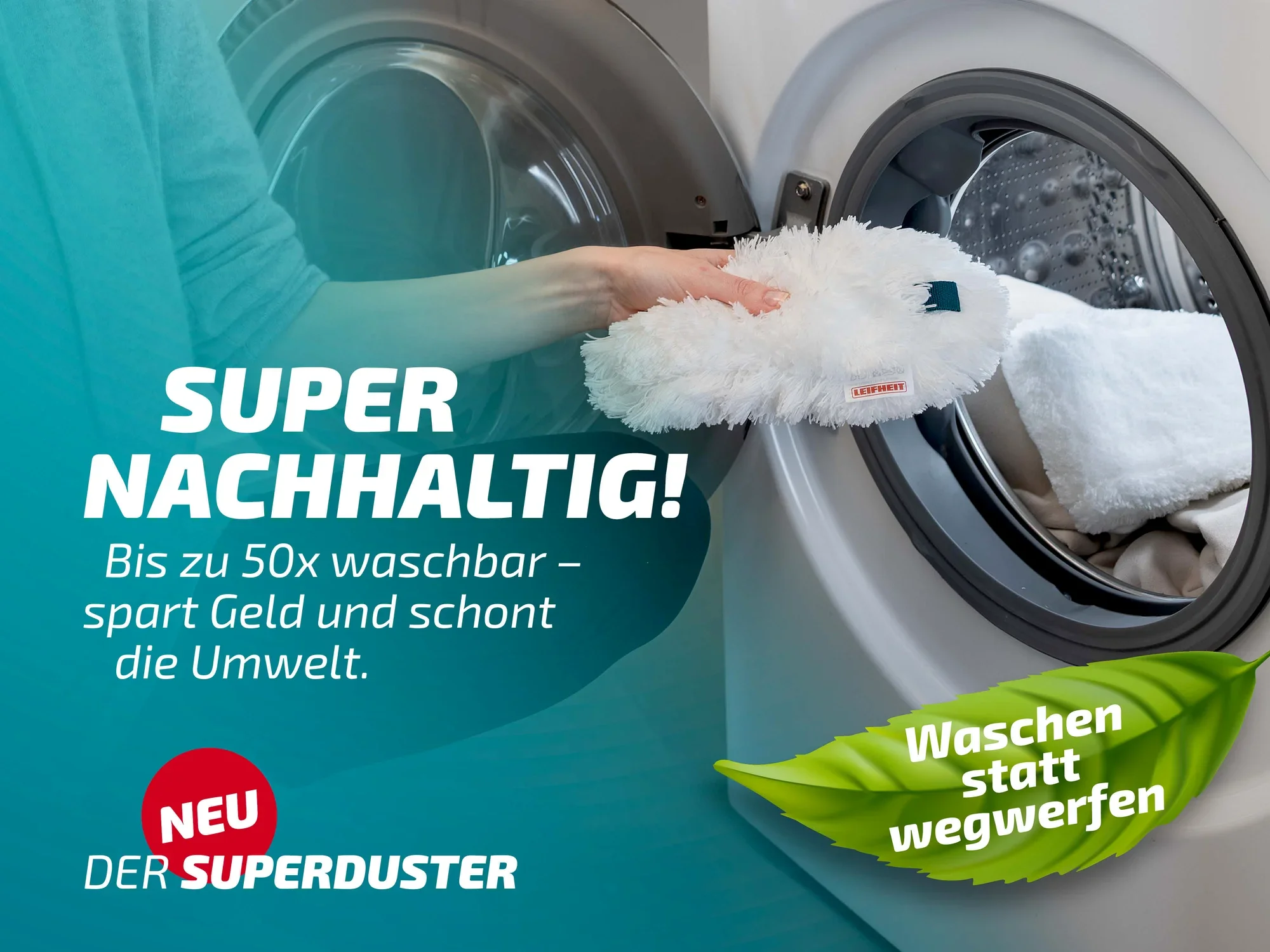 Der Leifheit Superduster ist ein nachhaltiger Staubbezug, der bis zu 50 Mal waschbar ist. Er spart Geld und schont die Umwelt. Im Bild wird er in eine Waschmaschine gelegt.