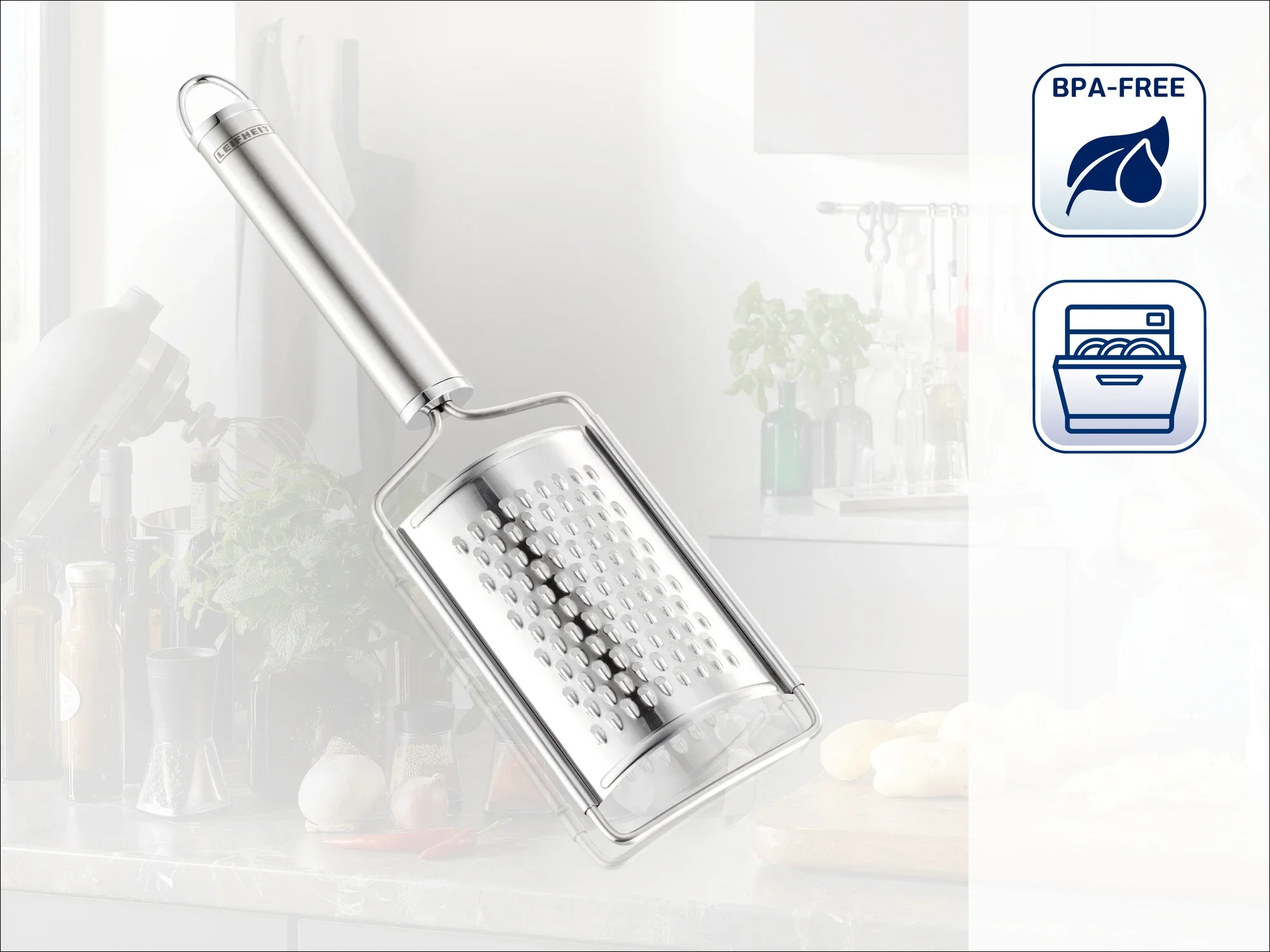 Râpe en acier inoxydable avec poignée ergonomique, idéale pour le fromage et les légumes. Sans BPA et lavable au lave-vaisselle. Parfaite pour une cuisine moderne.