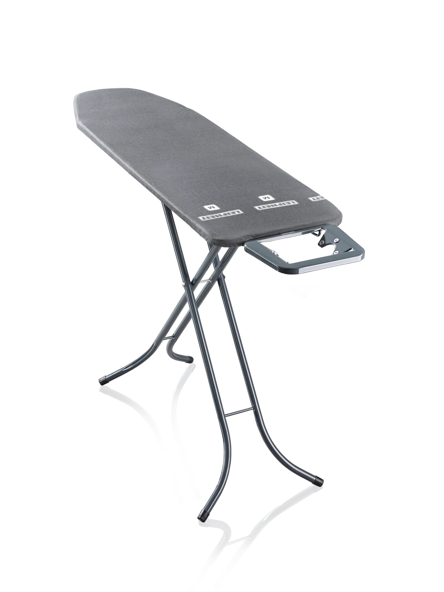 Bügelbrett Classic M von Leifheit in elegantem Schwarz. Das stabile Gestell bietet sicheren Halt, während die großzügige Bügelfläche effizientes Arbeiten ermöglicht. Ideal für den täglichen Gebrauch.