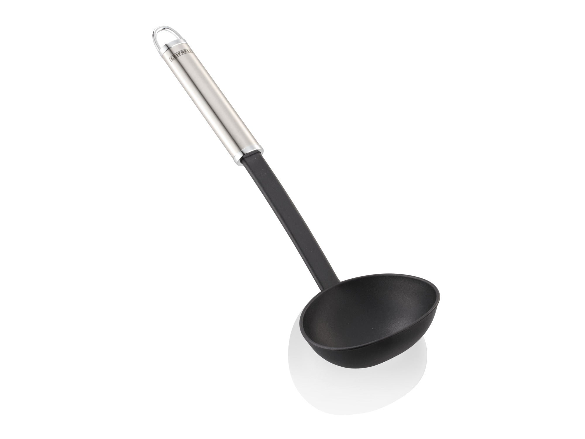 Großer Schöpflöffel aus Nylon mit langem Griff aus Edelstahl. Ideal zum Servieren von Suppen und Eintöpfen. Das schlichte Design passt in jede moderne Küche.