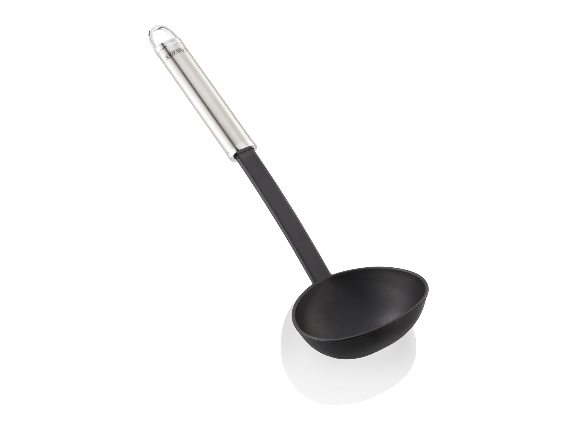 Grote nylon pollepel met lang roestvrij stalen handvat. Ideaal voor het opscheppen van soepen en stoofschotels. Het eenvoudige ontwerp past in elke moderne keuken.