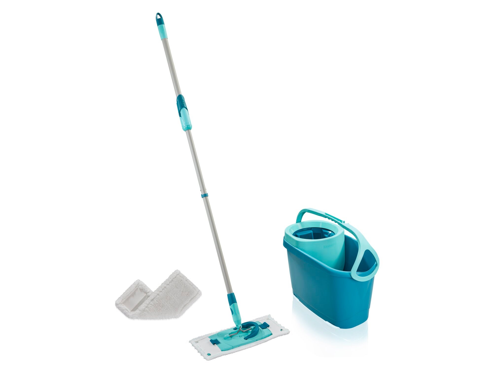 Een CLEAN TWIST M Ergo set met een ergonomische mop, een emmer met draaimechanisme en een extra stofhoes. Ideaal om moeiteloos vloeren schoon te maken.