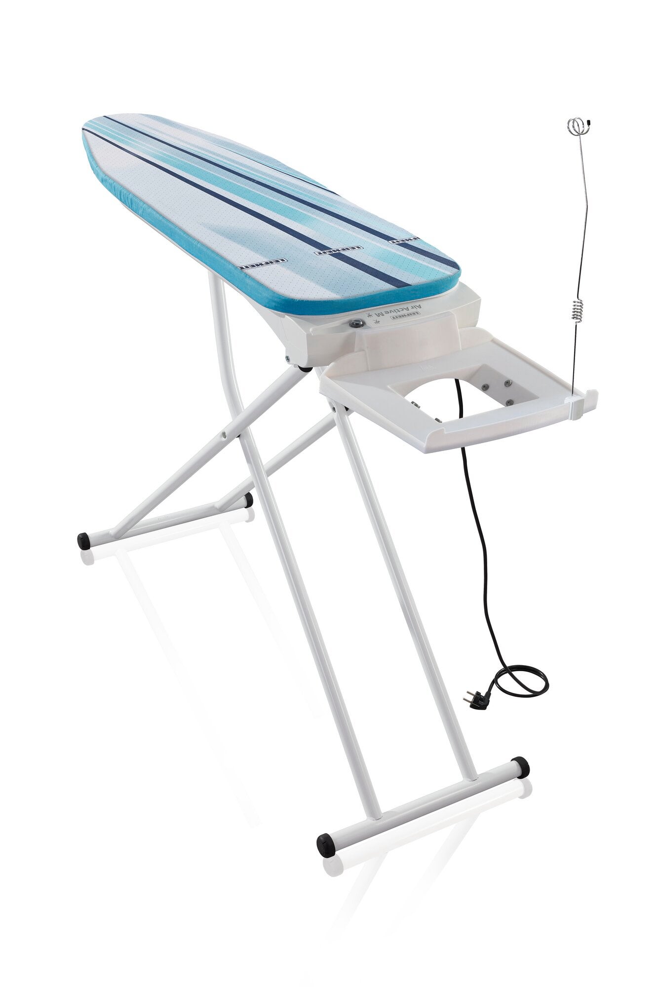 Bügeltisch Air Active Express M in Weiß. Der Tisch hat eine blaue Bügelfläche und weiße Beine. Er verfügt über eine integrierte Steckdose und Kabelhalterung.