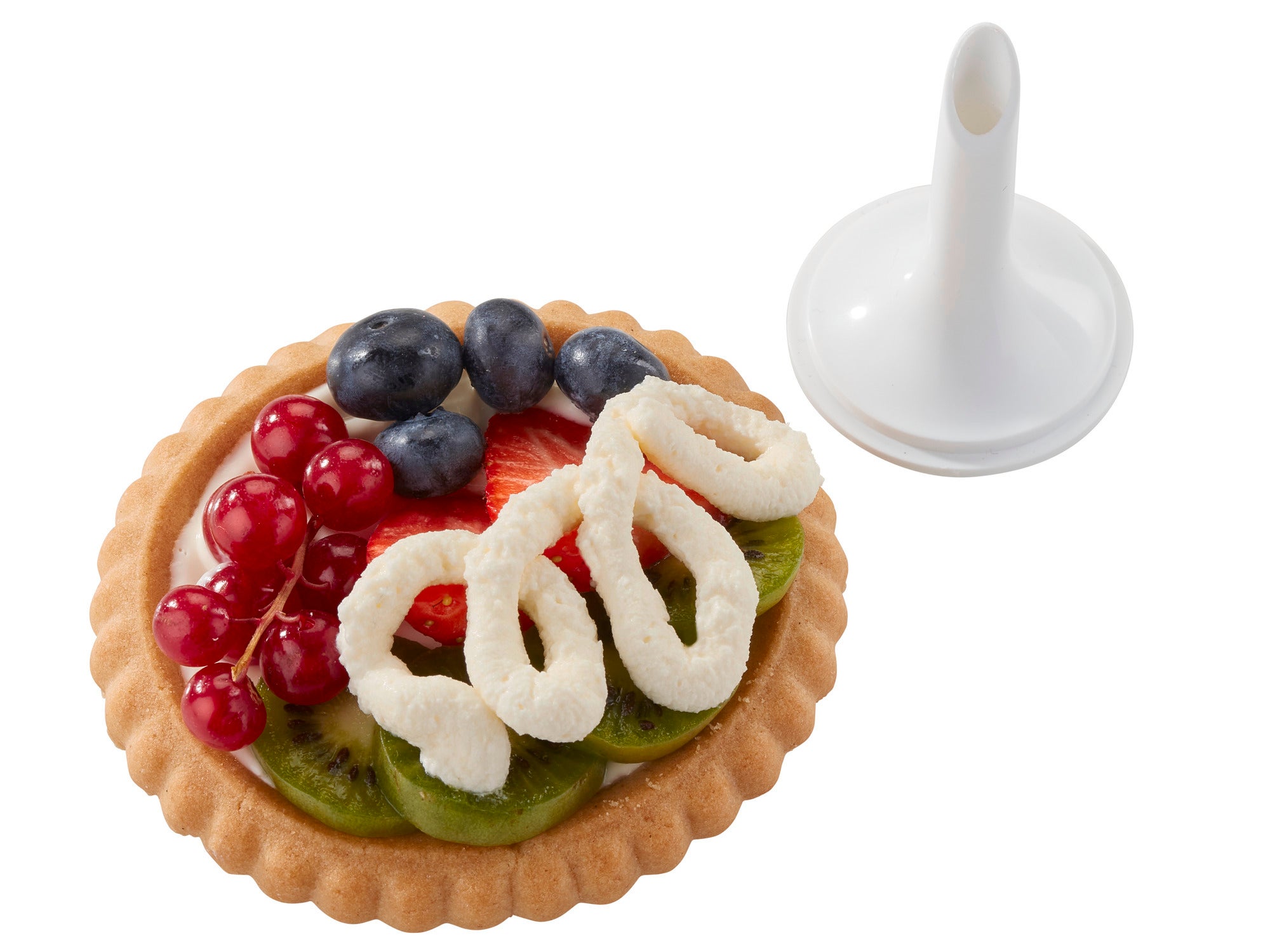 Ein Obsttörtchen, dekoriert mit Sahne, die mit einer Einhand-Garnierspritze aufgetragen wurde. Die Spritze liegt daneben. Frische Beeren und Kiwi sind auf dem Törtchen.