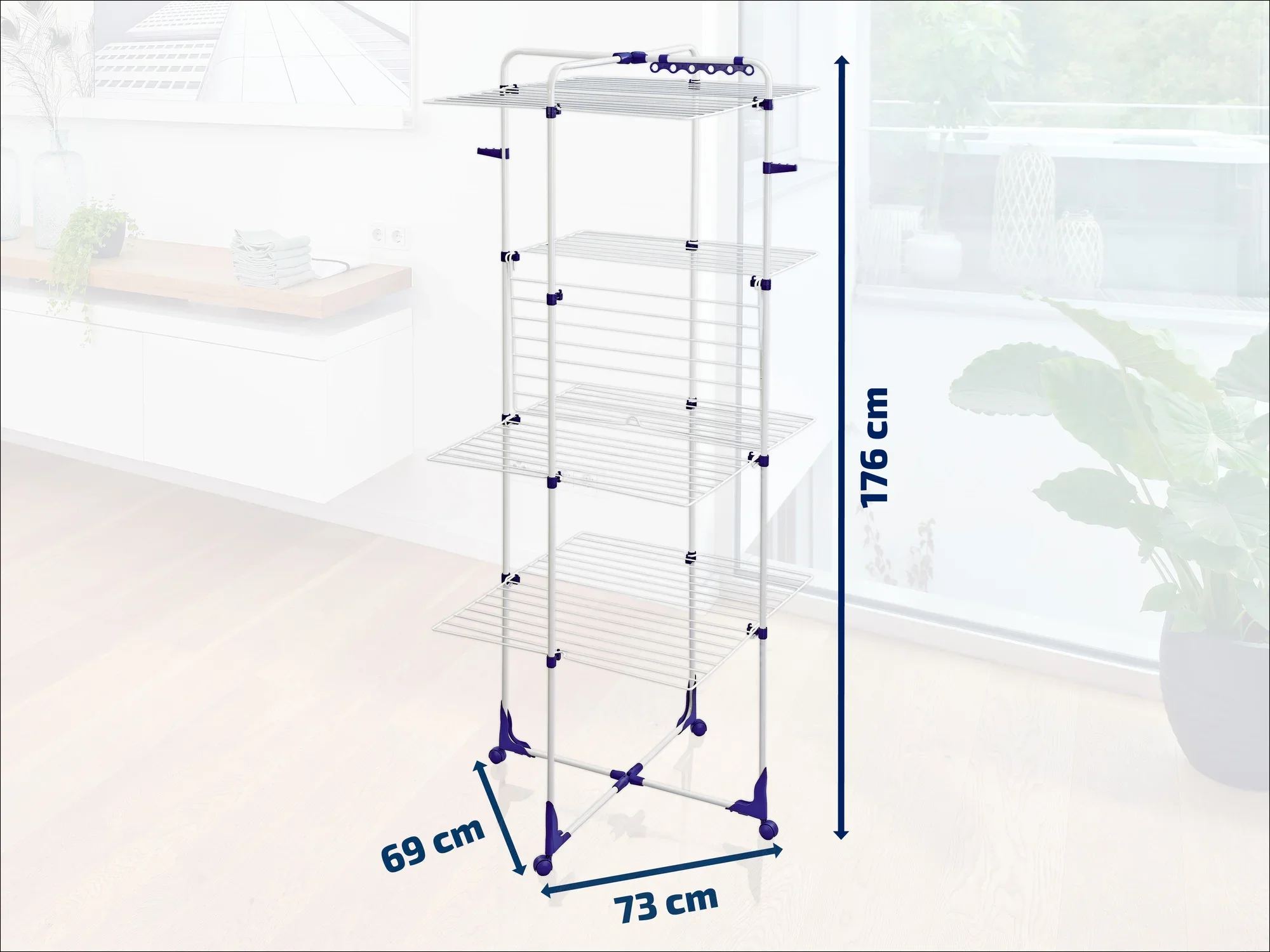 Un sèche-linge à colonne de 176 cm de haut, 73 cm de large et 69 cm de profondeur se trouve dans une pièce moderne. Il offre beaucoup d'espace pour sécher les vêtements sur plusieurs niveaux.