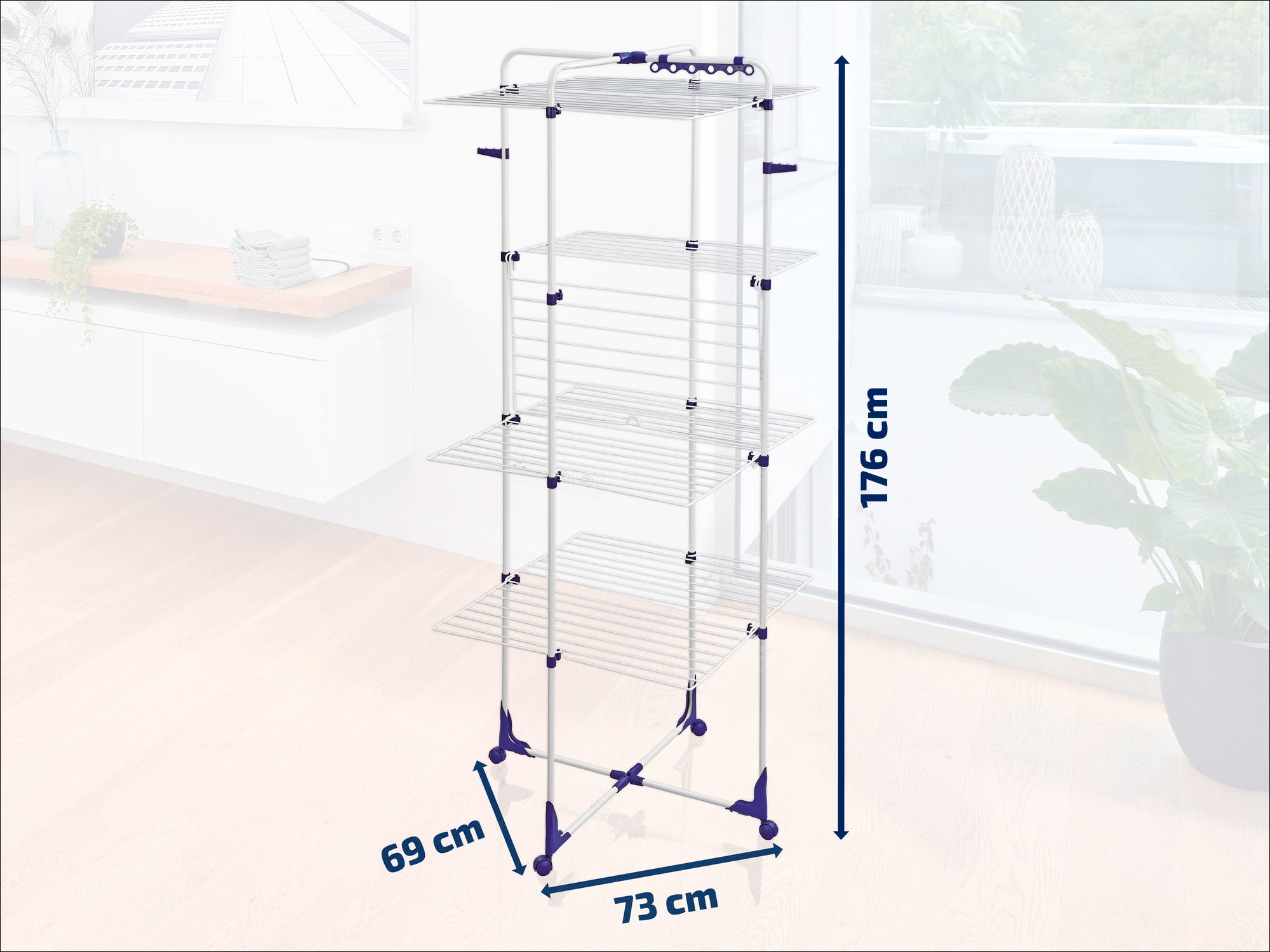 Een torendroger van 176 cm hoog, 73 cm breed en 69 cm diep staat in een moderne kamer. Hij biedt veel ruimte voor het drogen van kleding op verschillende niveaus.