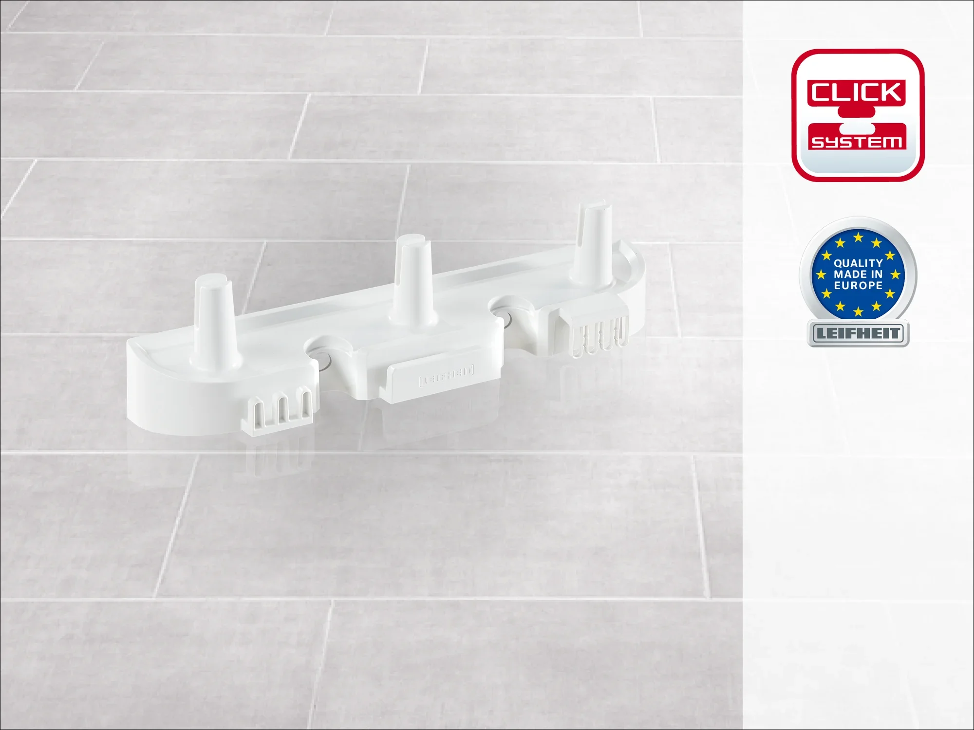 Halterung für Reinigungsgeräte mit drei Steckplätzen, ideal für den Einsatz in Haushalten. Hergestellt in Europa, kompatibel mit dem Click-System. Perfekt für effiziente Organisation.