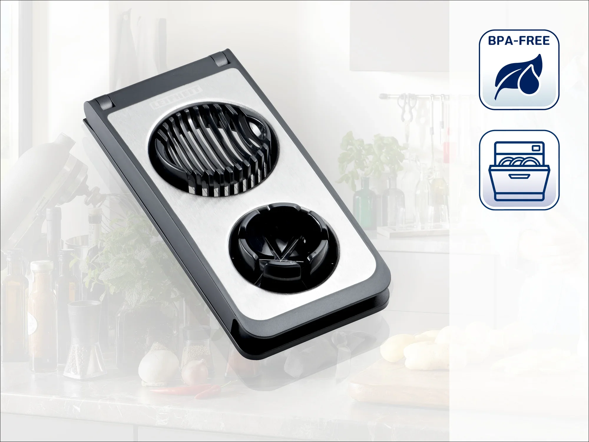 Een BPA-vrije groentesnijder op een keukenblad. Het apparaat heeft twee verwisselbare snij-inzetstukken en is vaatwasmachinebestendig, ideaal voor eenvoudige voedselbereiding.