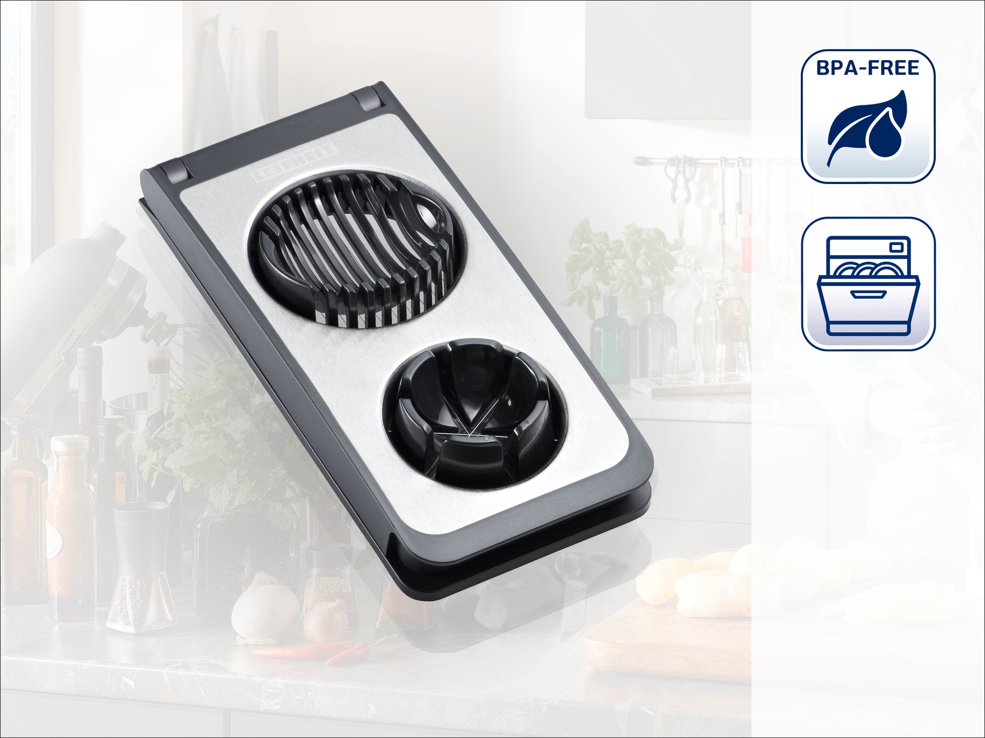 Un coupe-légumes sans BPA à poser sur le plan de travail de la cuisine. L'appareil dispose de deux inserts de coupe interchangeables et passe au lave-vaisselle, idéal pour préparer facilement vos plats.