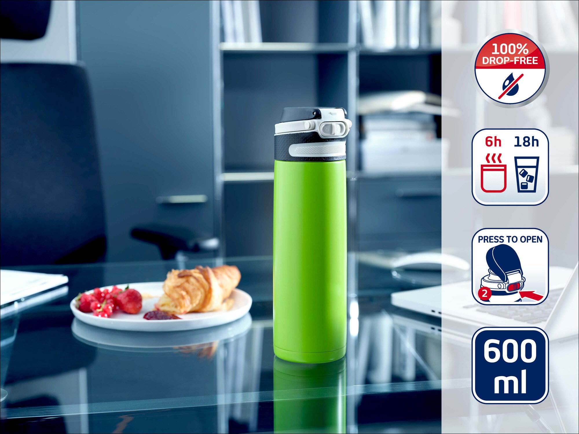 Leifheit Isolierflasche Coco in Grün auf einem Glastisch im Büro, mit silbernem Deckel und Trinkverschluss. Daneben stehen Teller mit Croissant und Granatapfelkernen; Symbole zeigen 100 % tropffrei und 600 ml.