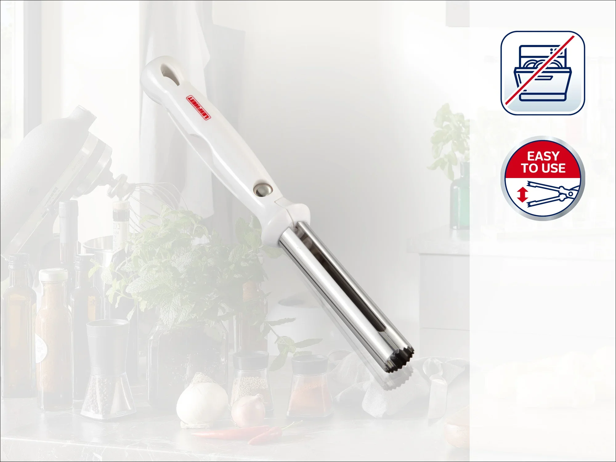 Biała obieraczka Leifheit leży na blacie kuchennym. W tle widoczne są przybory kuchenne. Symbole wskazują, że obieraczka jest łatwa w użyciu.