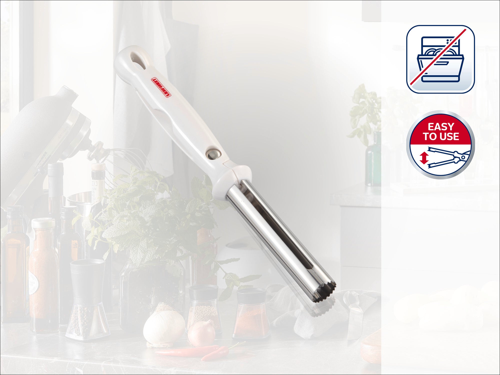 Un pelapatate bianco del marchio Leifheit è appoggiato su un piano di lavoro della cucina. Sullo sfondo si vedono utensili da cucina. I simboli indicano che il pelapatate è facile da usare.